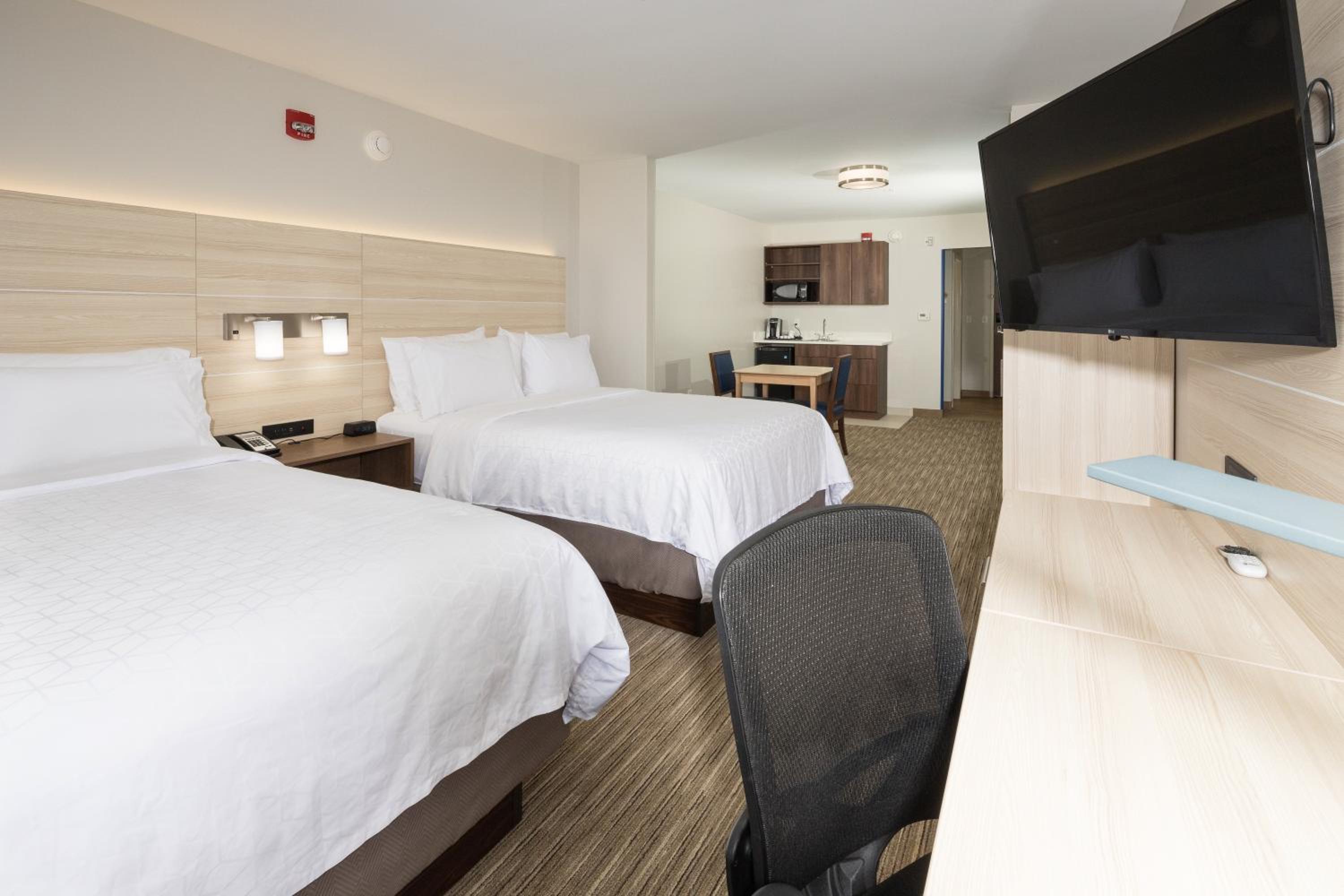 Queen Suite with Two Queen Beds and Sofa Bed photo 3
