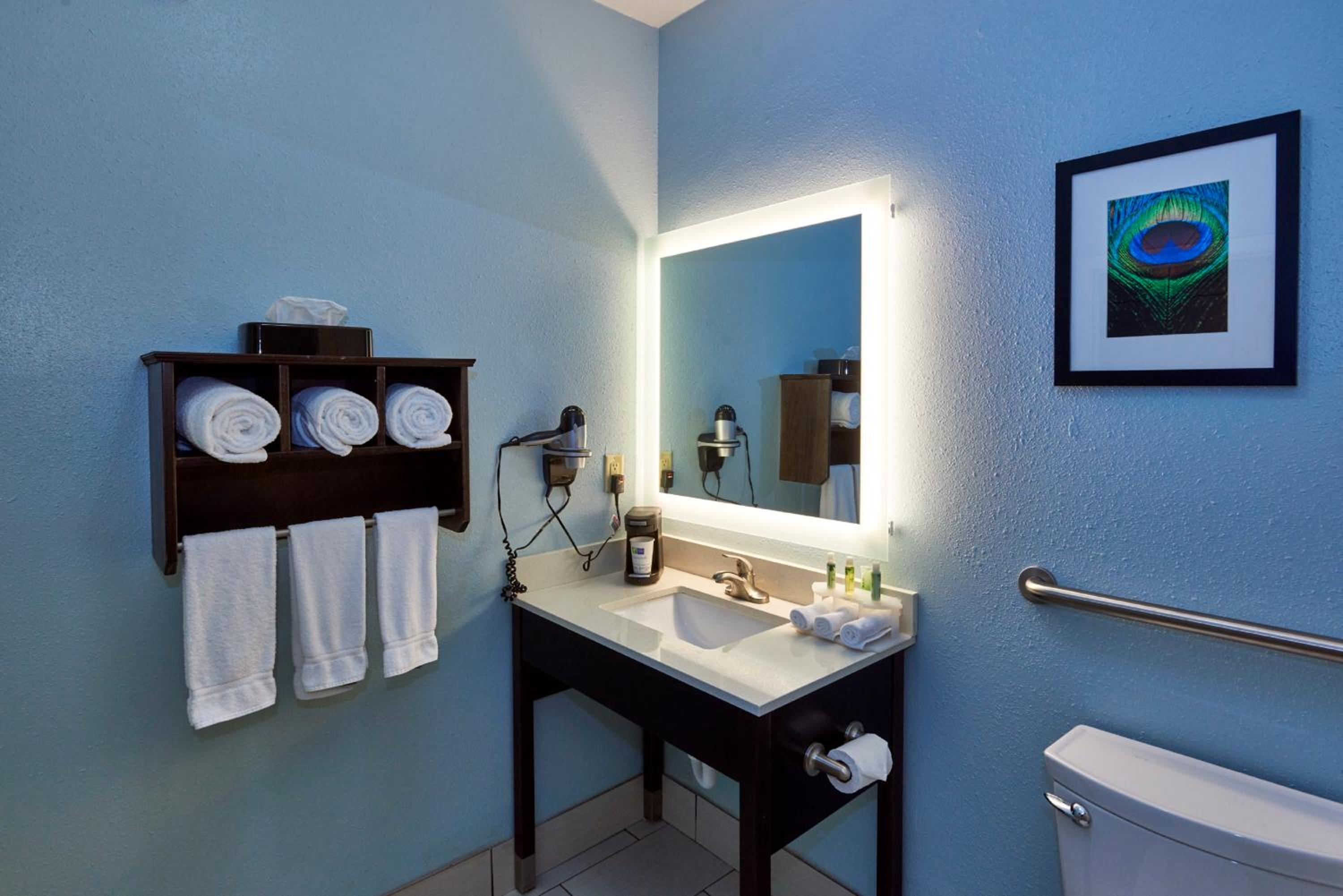 Standard Queen Room with Two Queen Beds and Mobility Accessible Tub photo 2
