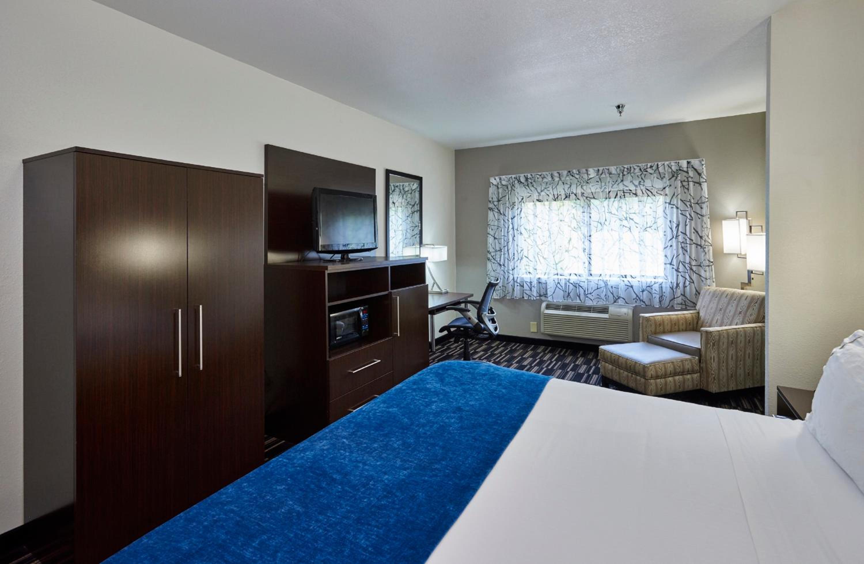 Standard King Room with Roll-in Shower - Mobility Accessible