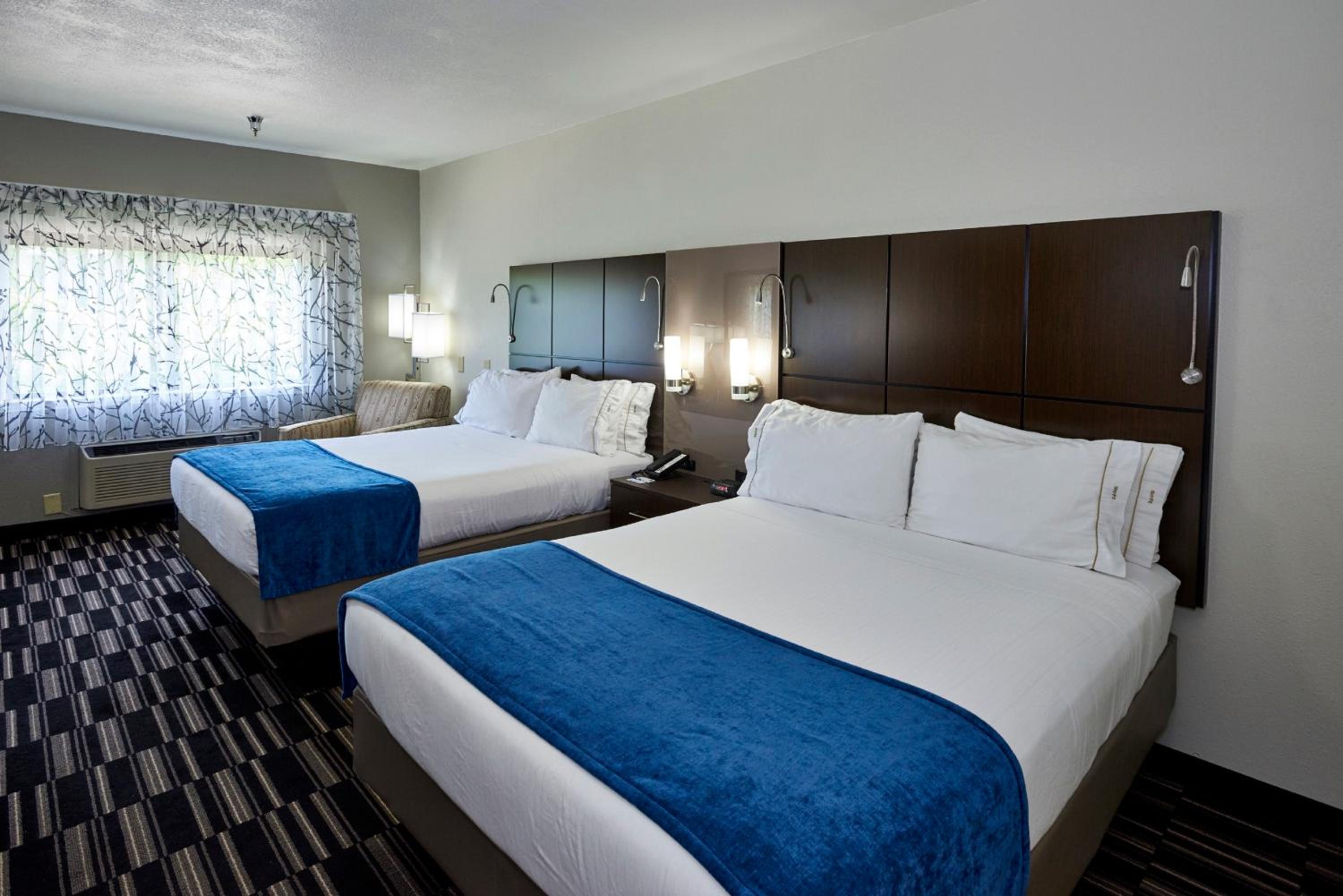 Standard Queen Room with Two Queen Beds and Mobility Accessible Tub photo 3
