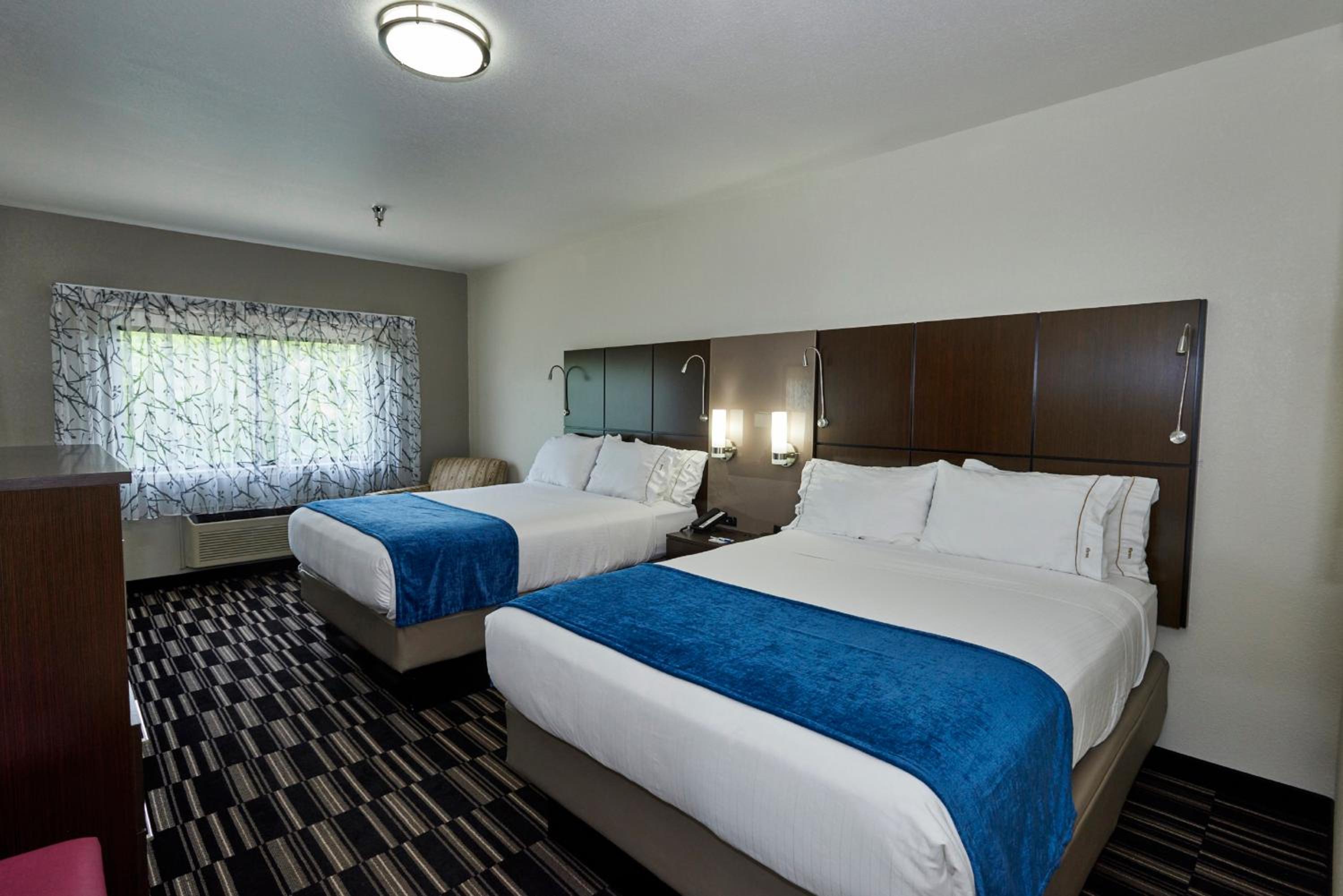 Standard Queen Room with Two Queen Beds and Mobility Accessible Tub