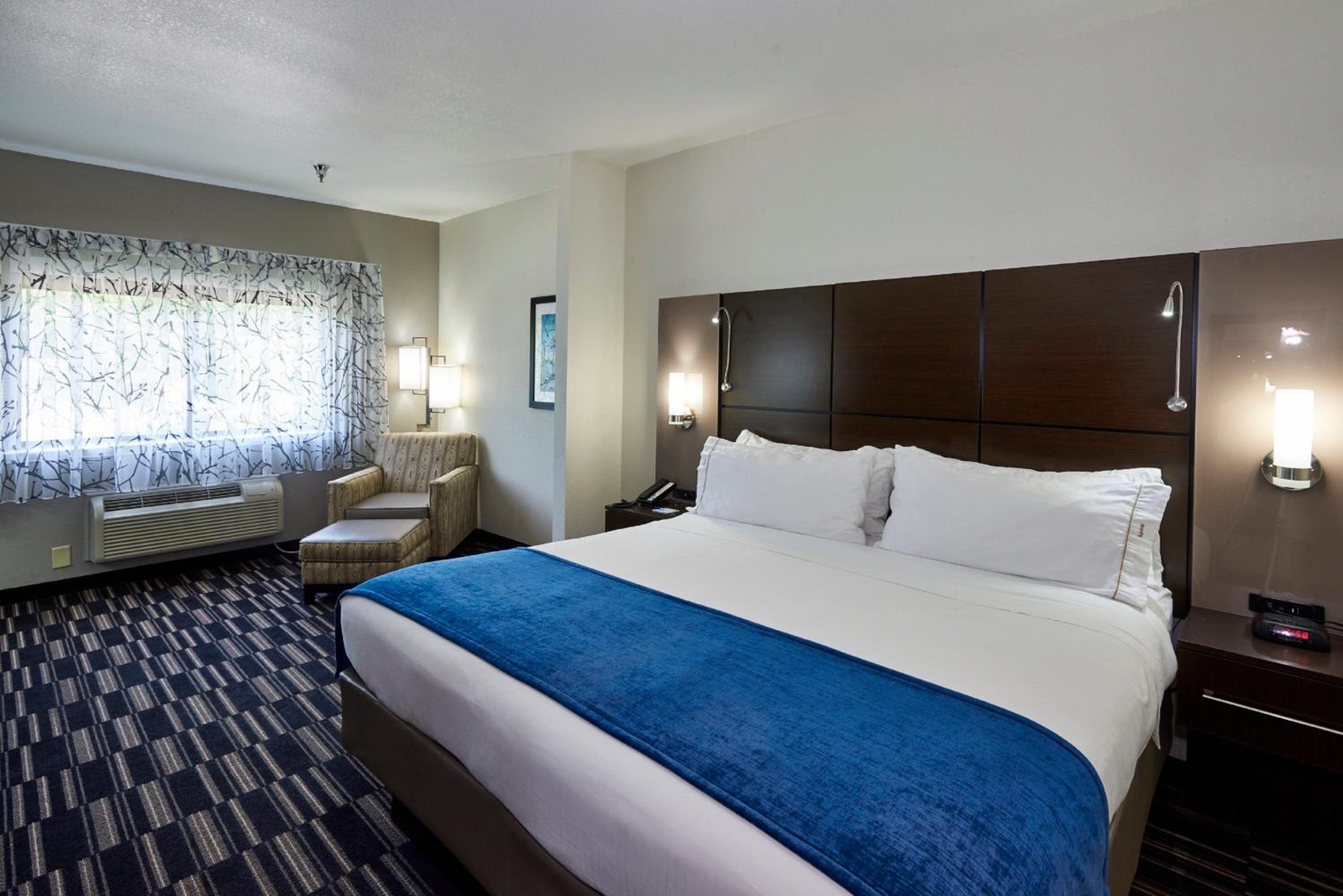 Standard King Room with Roll-in Shower - Mobility Accessible photo 3