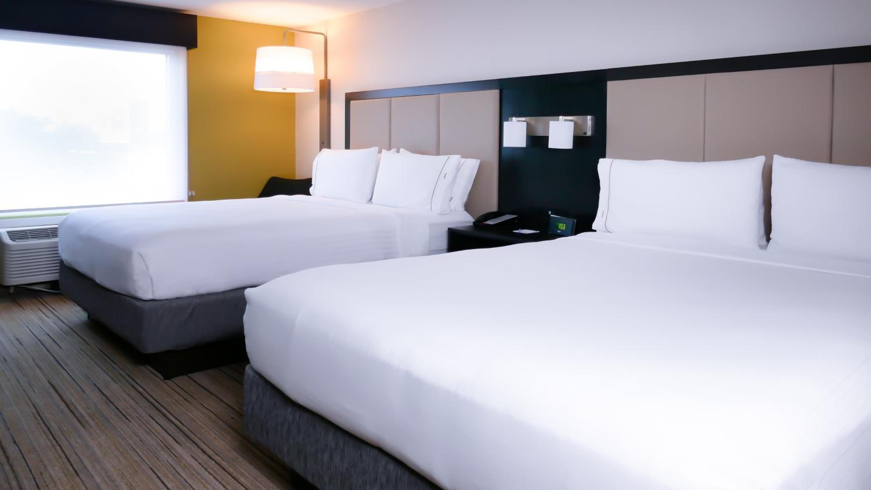 Standard Queen Room with Two Queen Beds - Photo 2