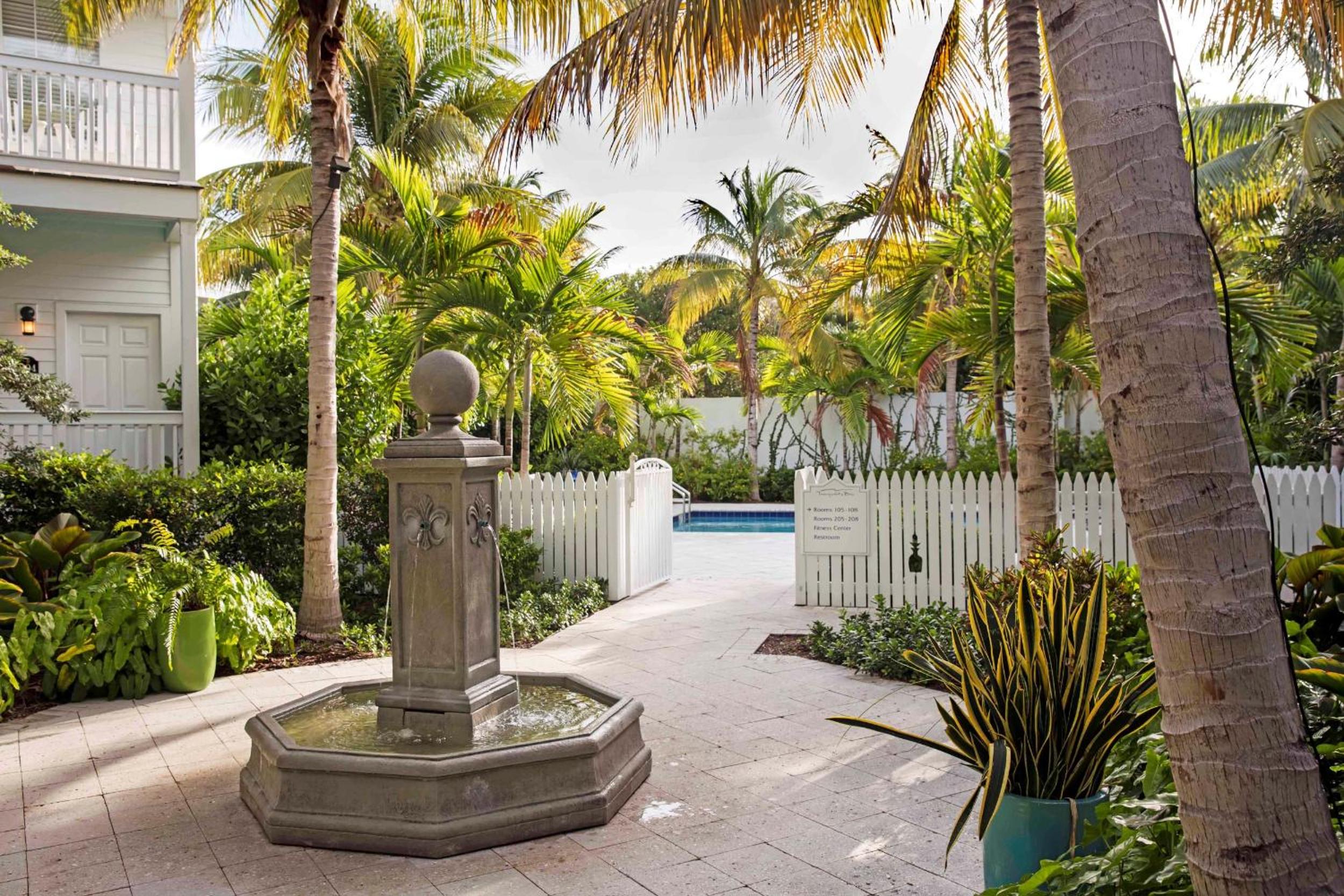 Tropical Garden Double Queen Guestroom  - Photo 2