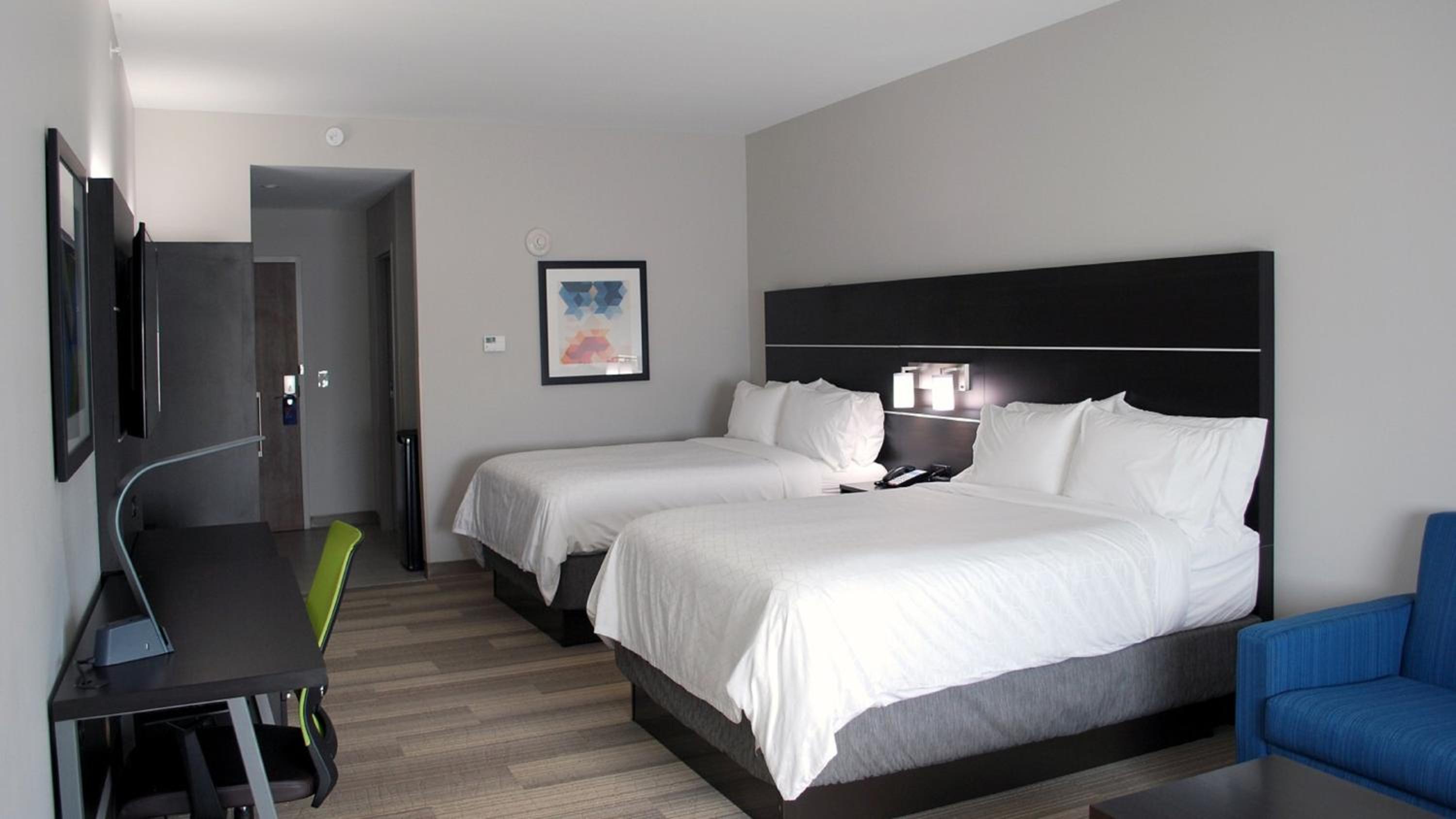 Standard Queen Room with Two Queen Beds - Communications Accessible photo 2