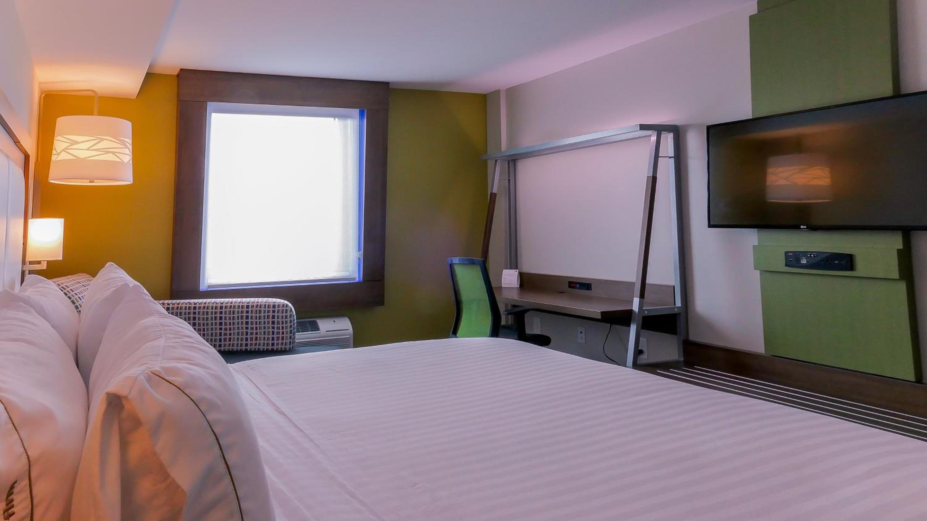 Standard King Room with Airport View photo 2