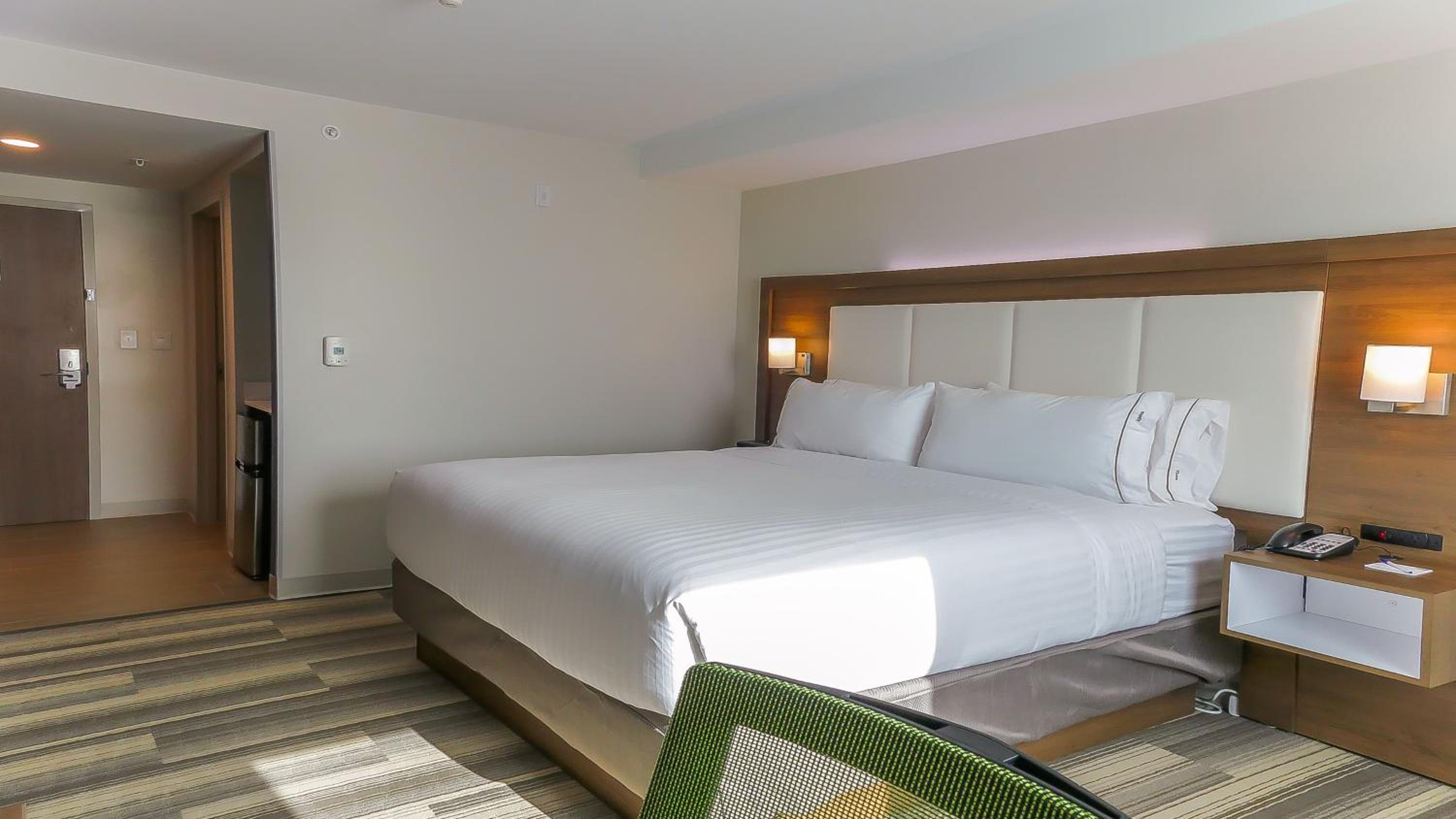 Standard King Room - Communications Accessible