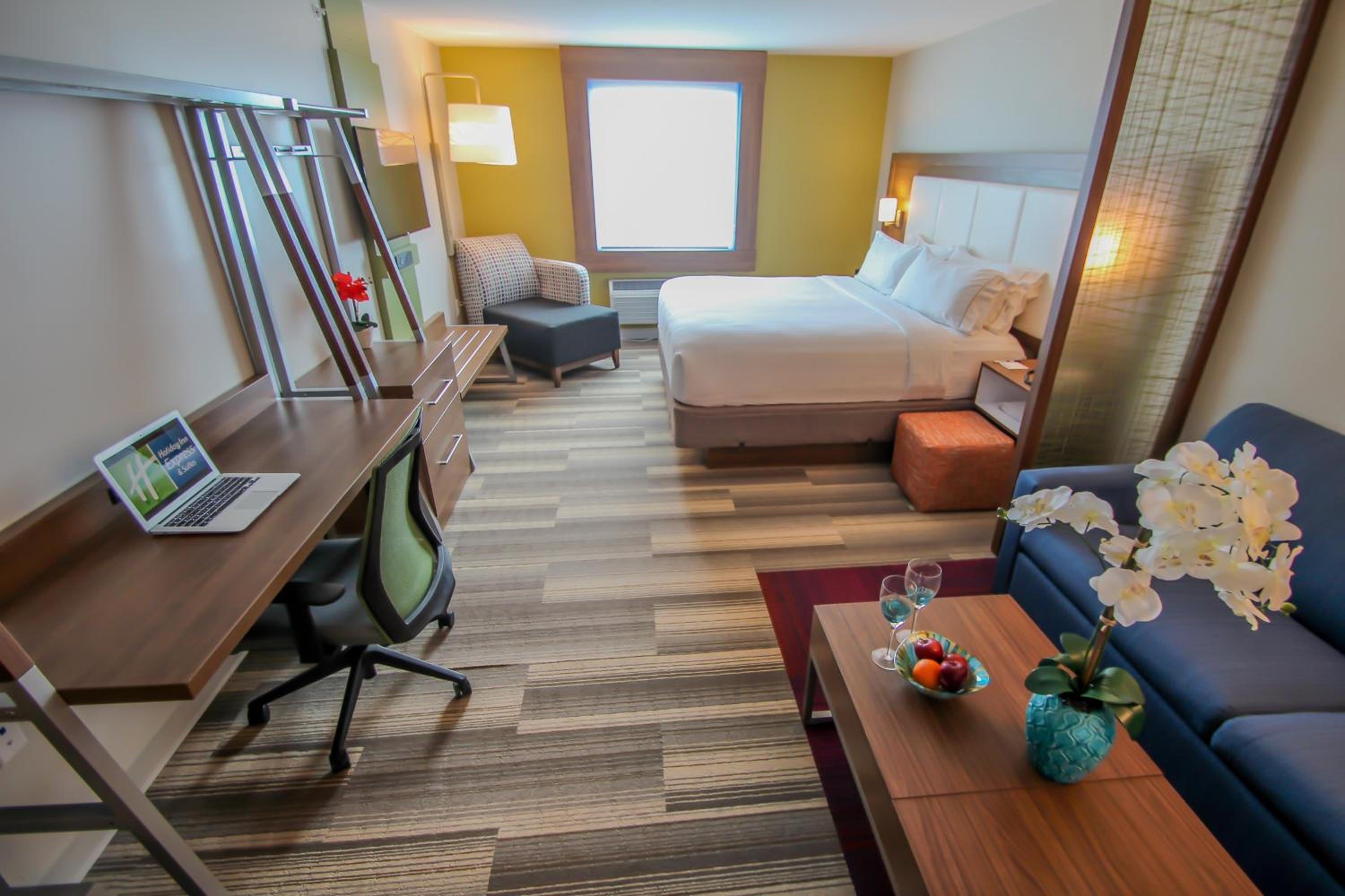Suite with Mobility Accessible Tub - Non-Smoking