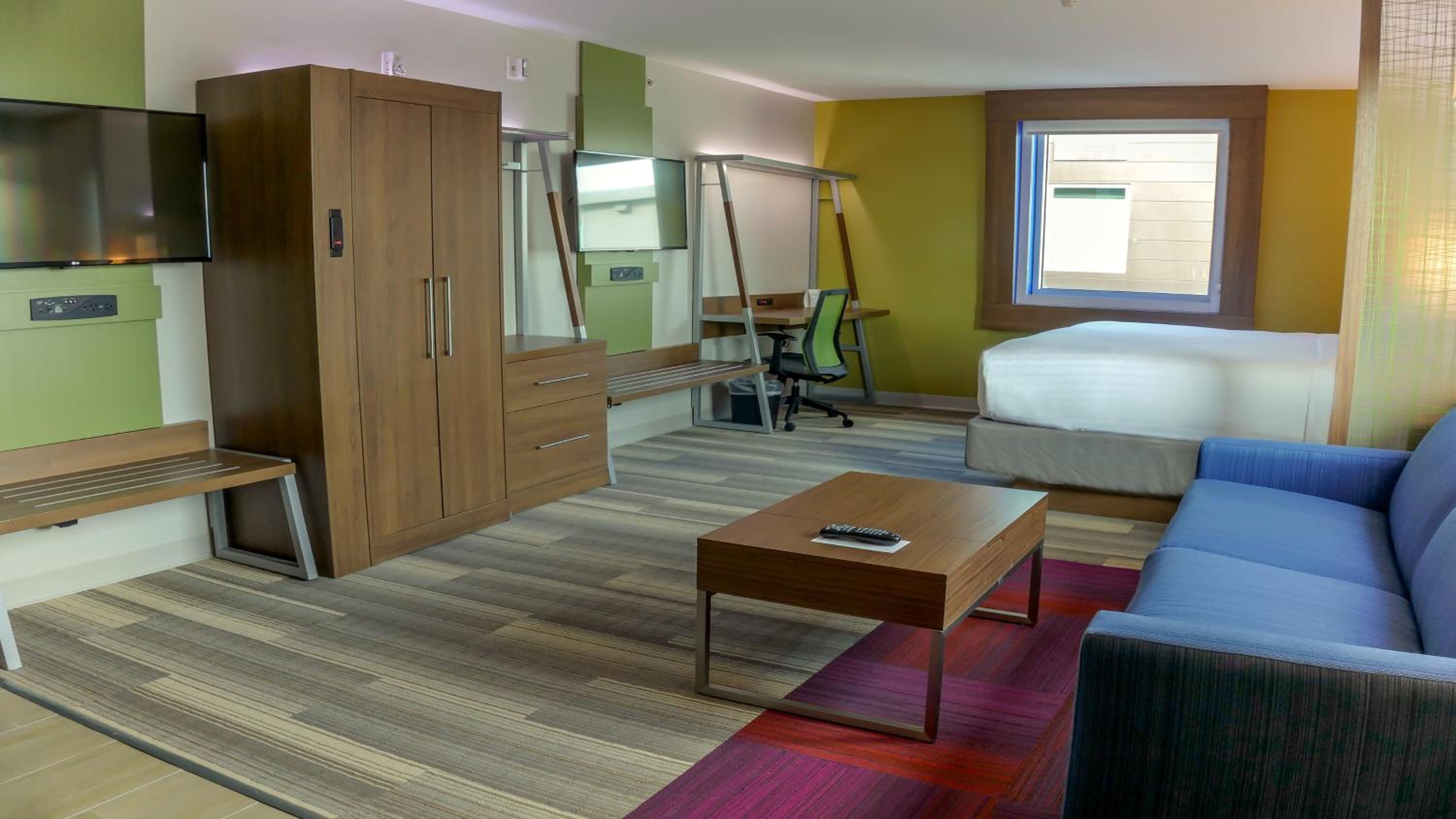 Suite Feature - Non-Smoking photo 3