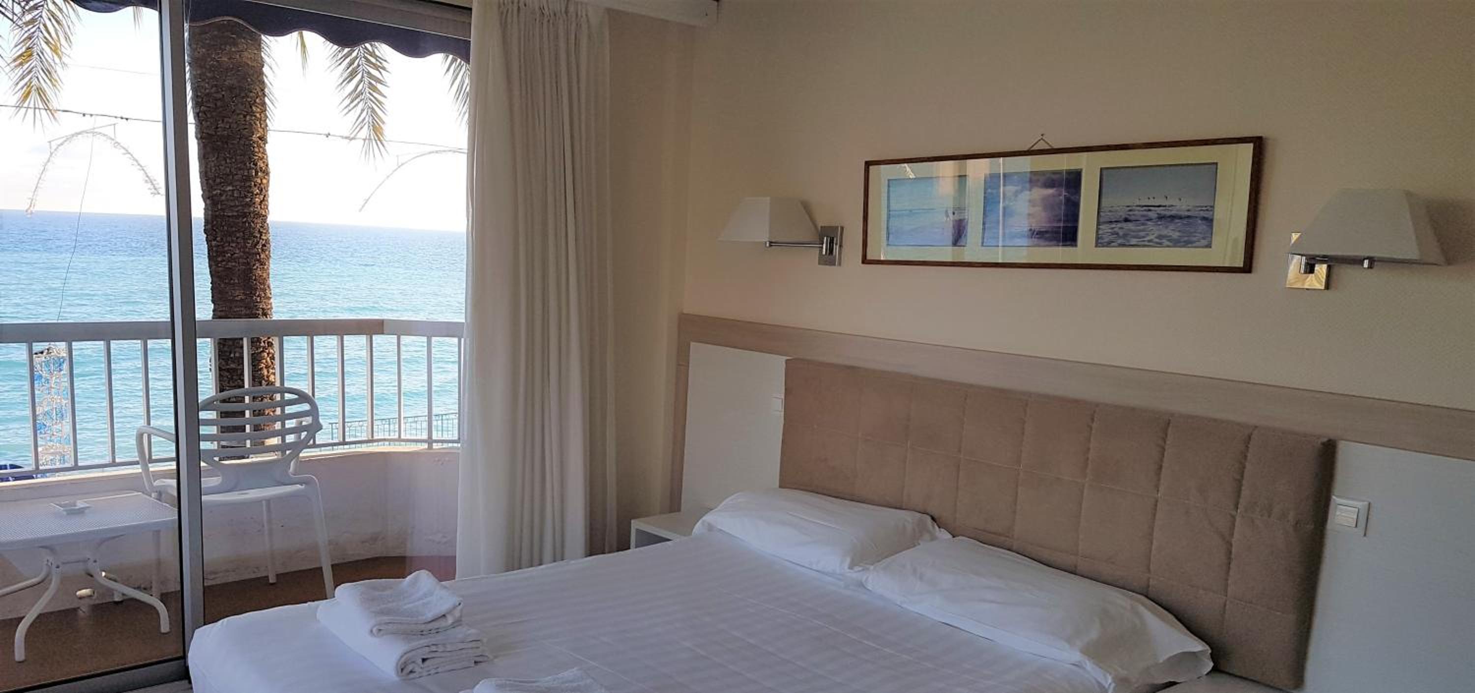 Double or Twin Room with Balcony and Sea View - Photo 5