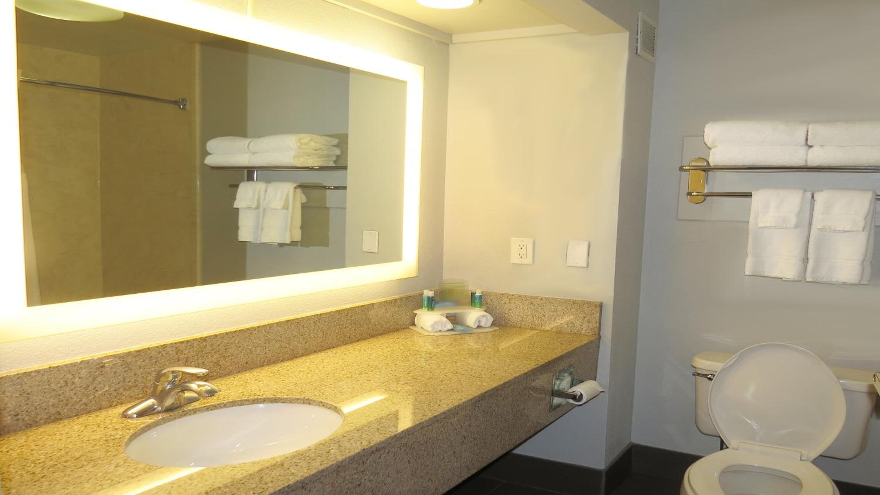 Standard Queen Room With Two Queen Beds - Photo 3