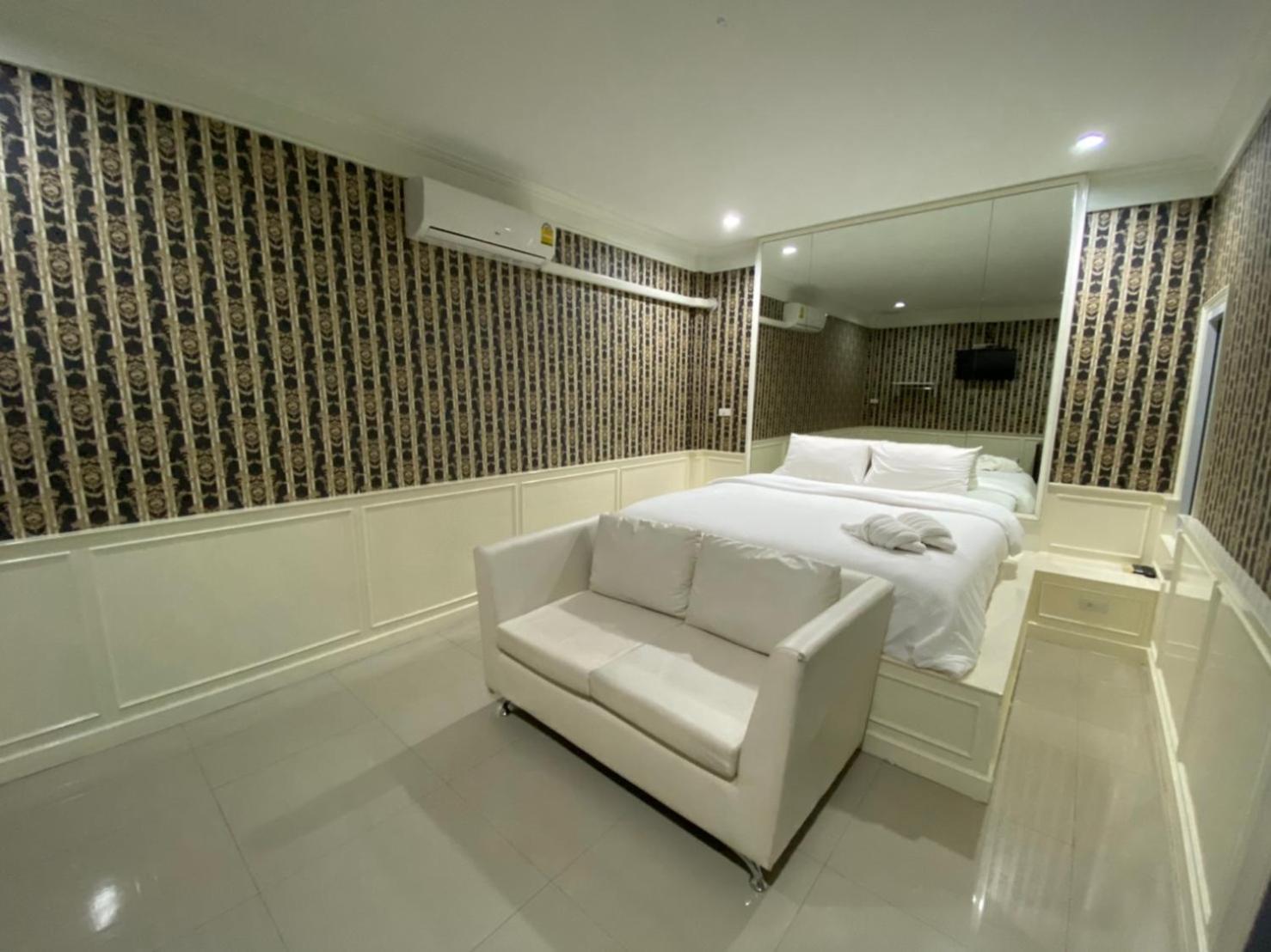 Three-Bedroom Suite - Photo 7