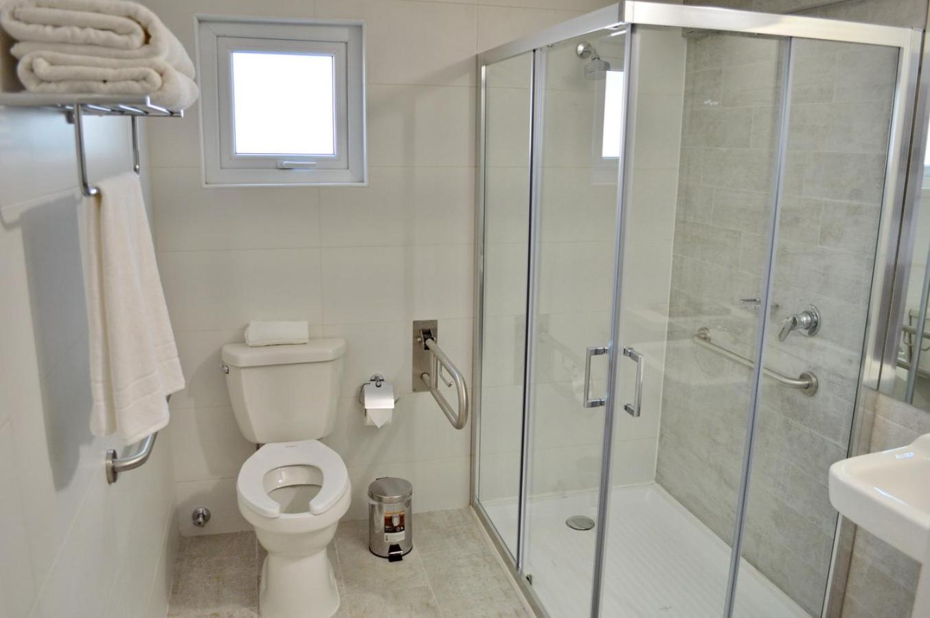 Twin Room - Disability Access photo 3