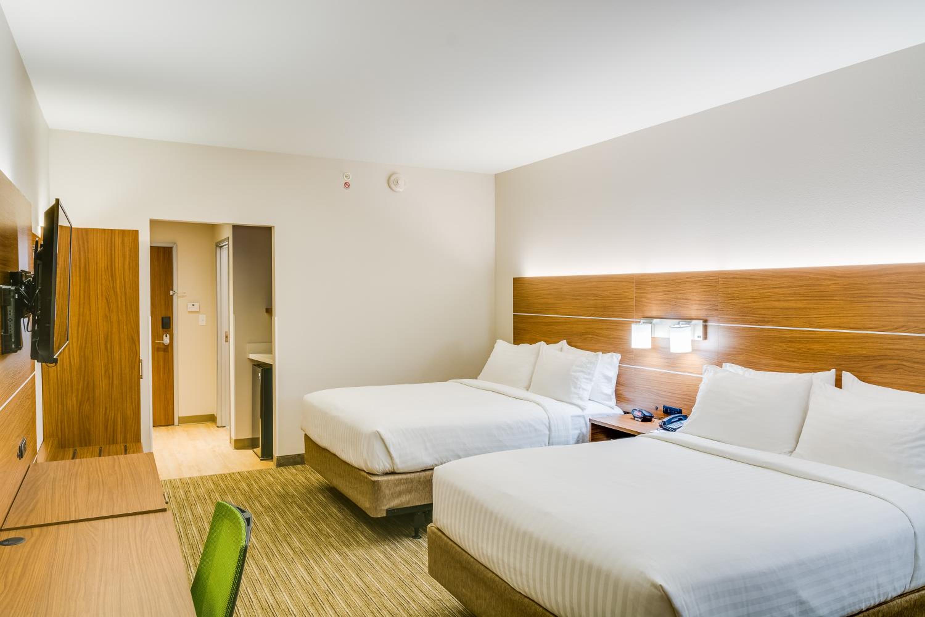 Standard Queen Room with Two Queen Beds - Communications Accessible