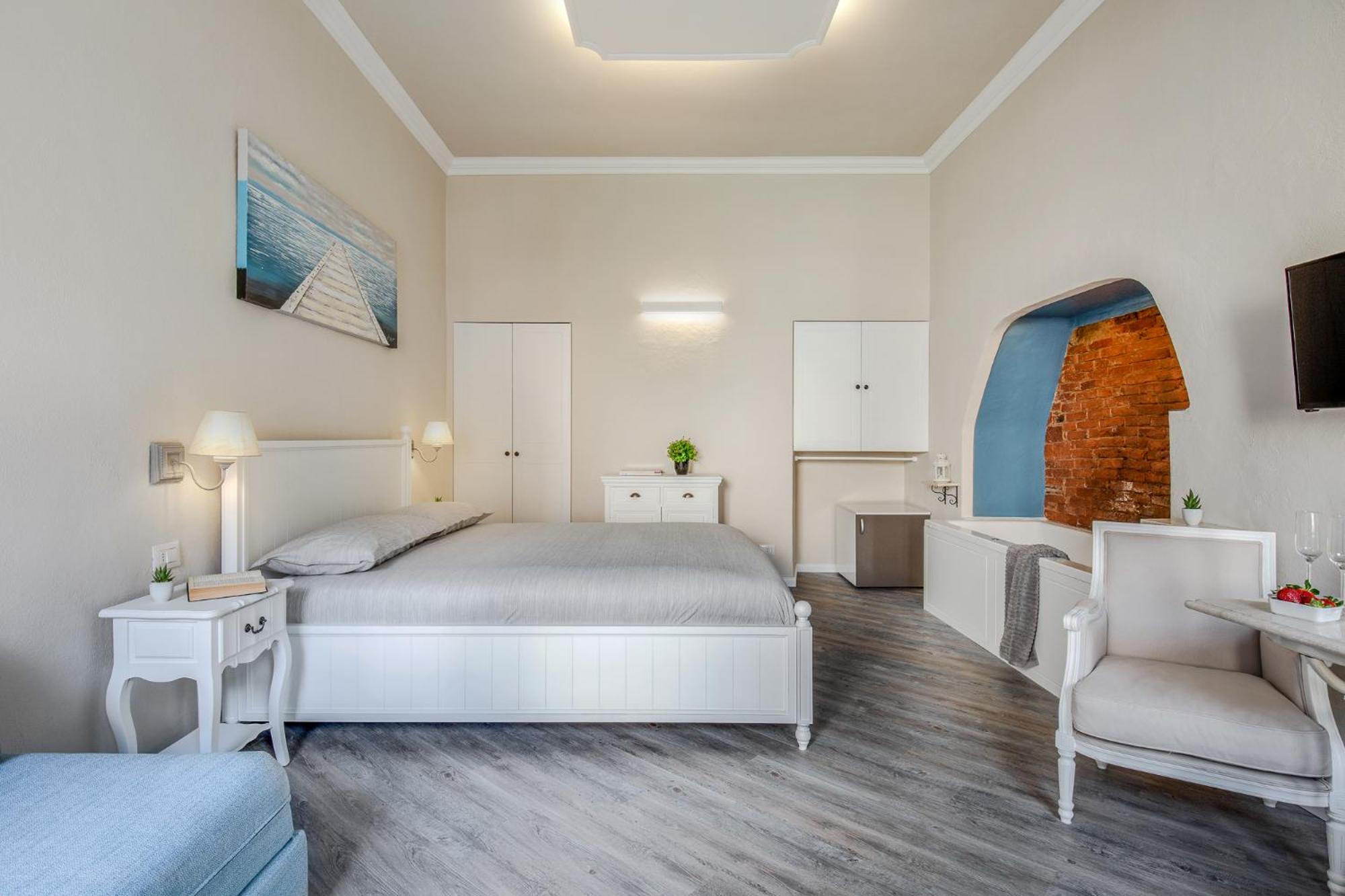 Deluxe Suite with Spa Bath