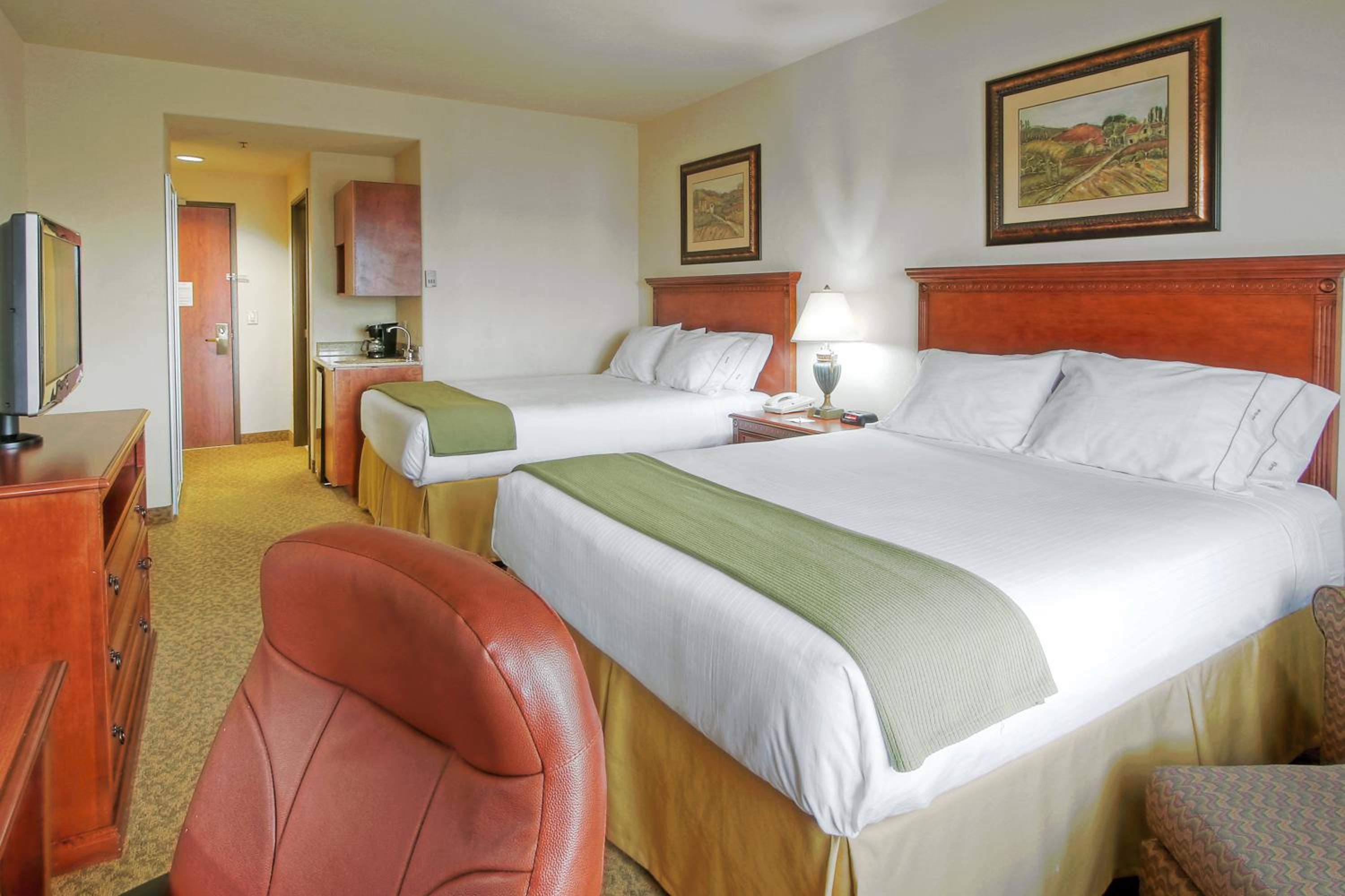Standard Room with Two Queen Beds - Photo 1