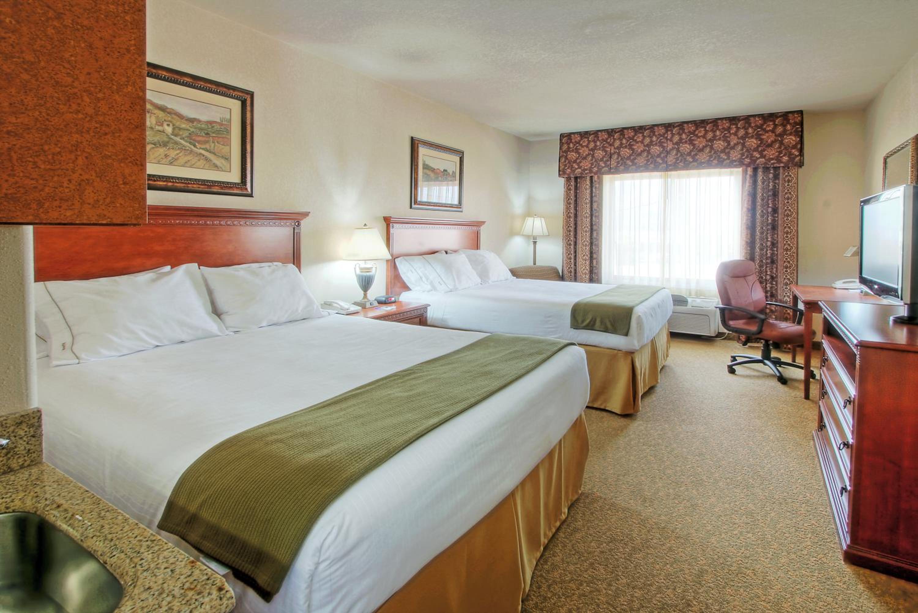 Standard Room with Two Queen Beds - Photo 2
