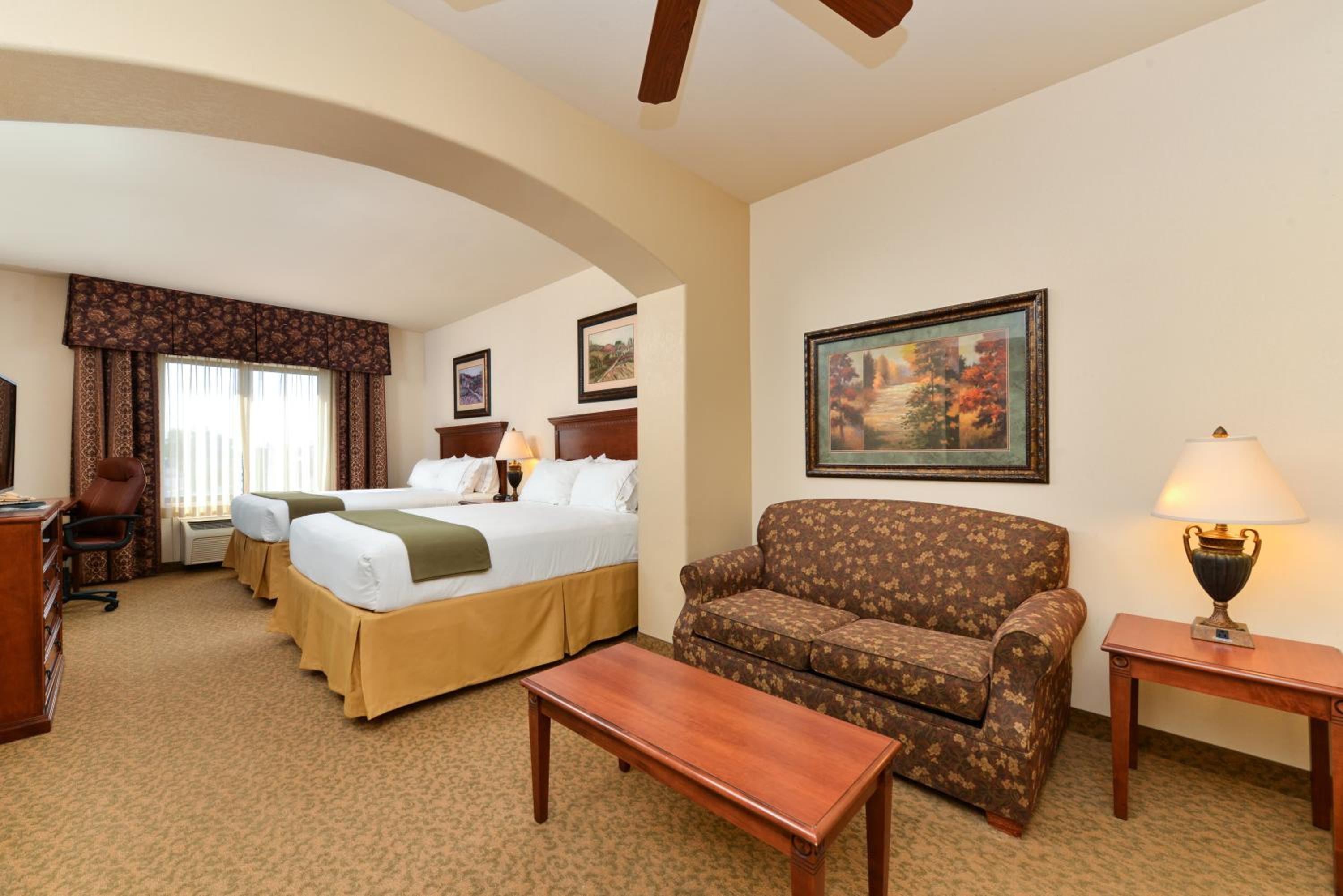 Queen Suite with Two Queen Beds - Photo 2