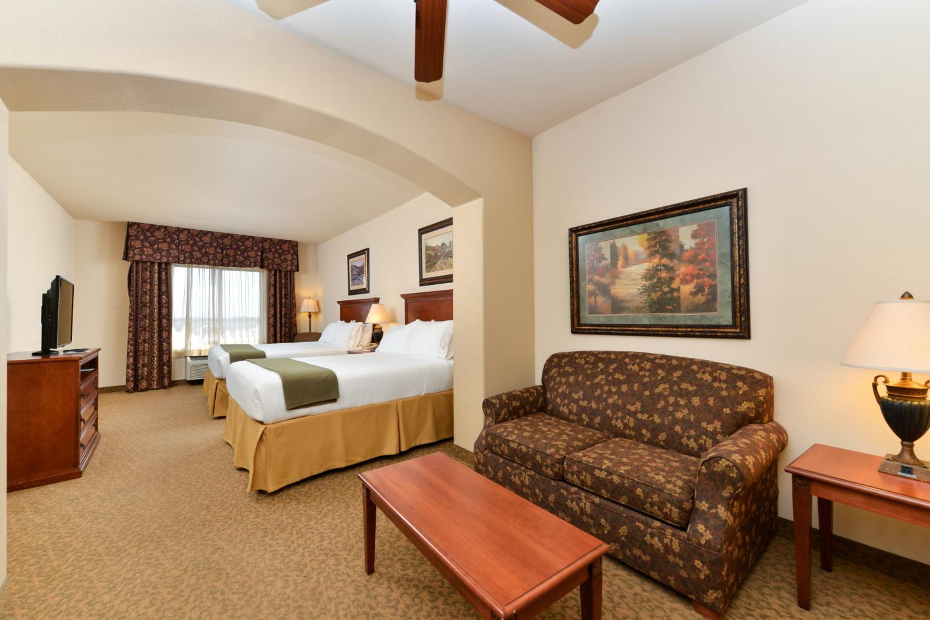 Queen Suite with Two Queen Beds - Photo 3