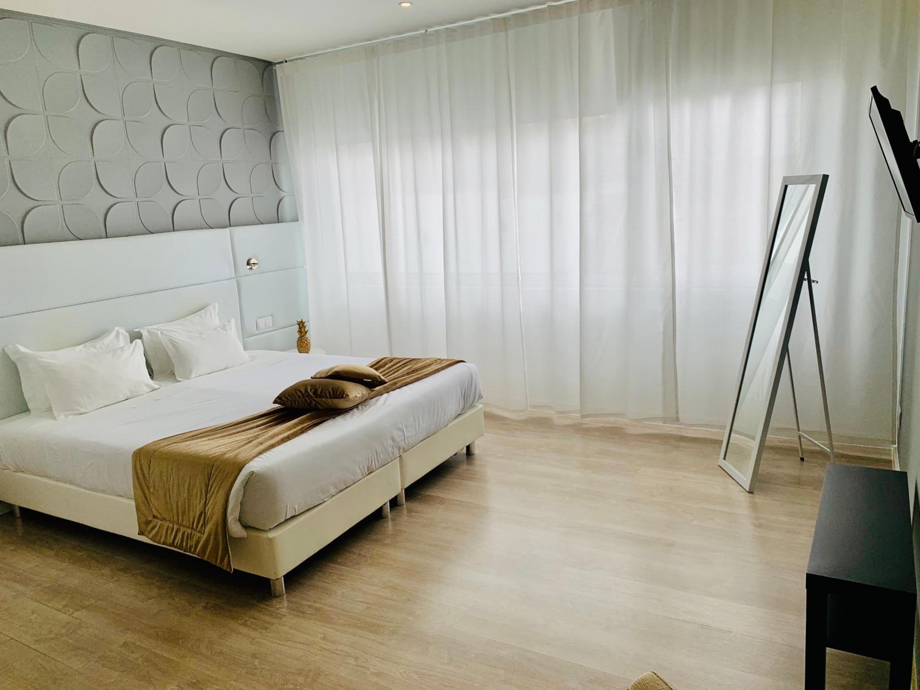 Large Double Or Twin Room - Photo 10