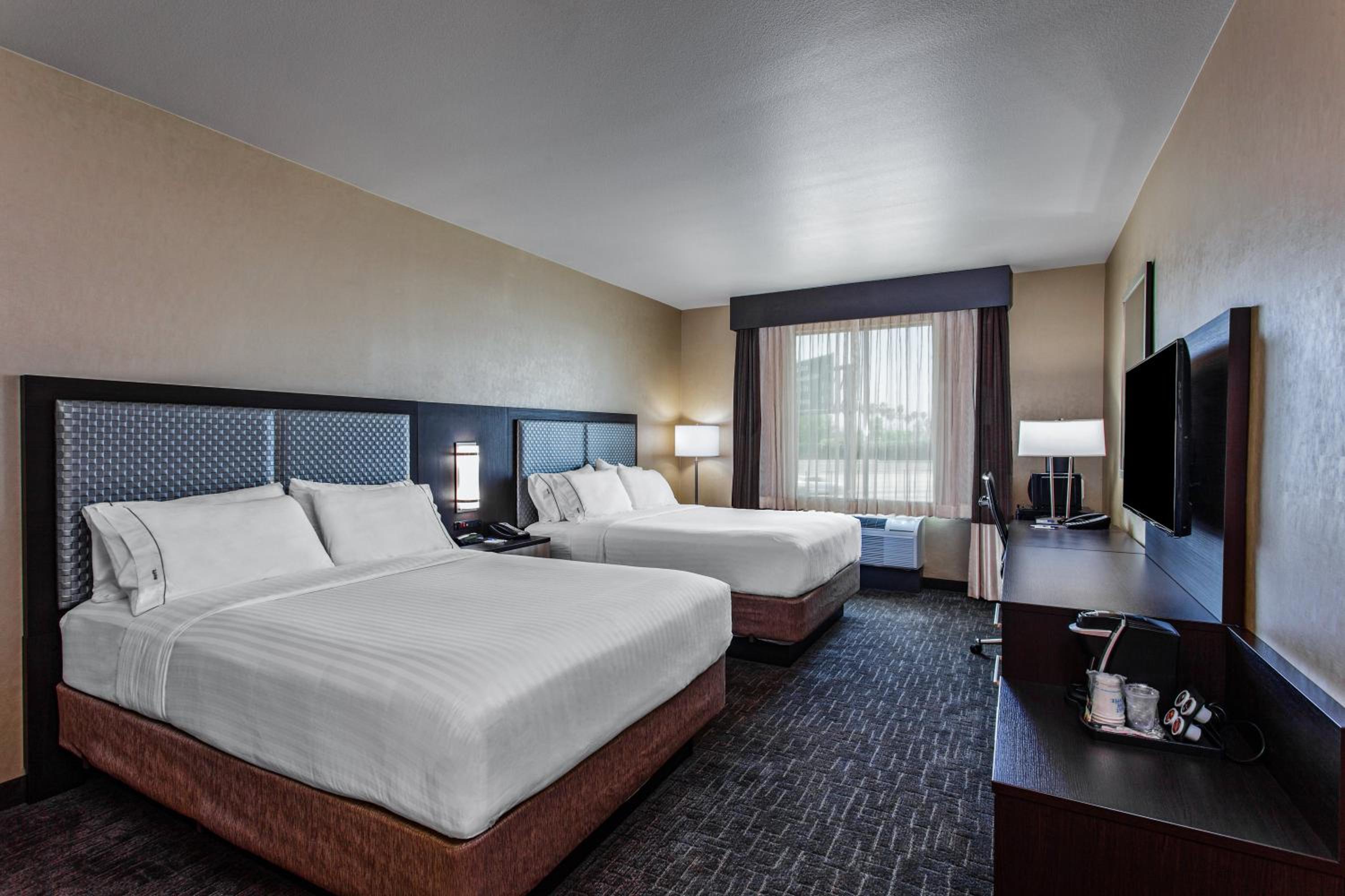 Standard Room with Two Queen Beds photo 3