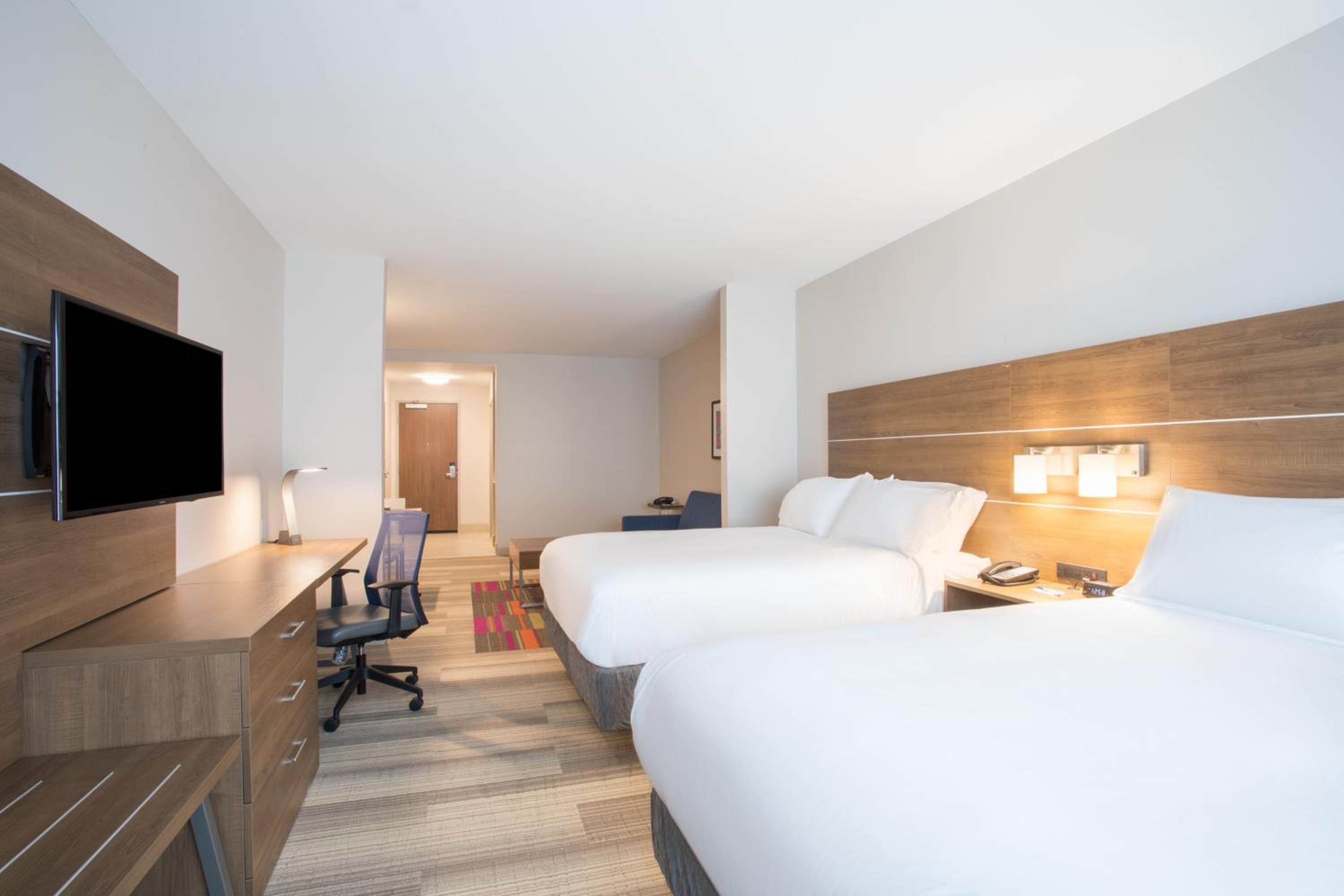 Queen Suite with Two Queen Beds photo 1