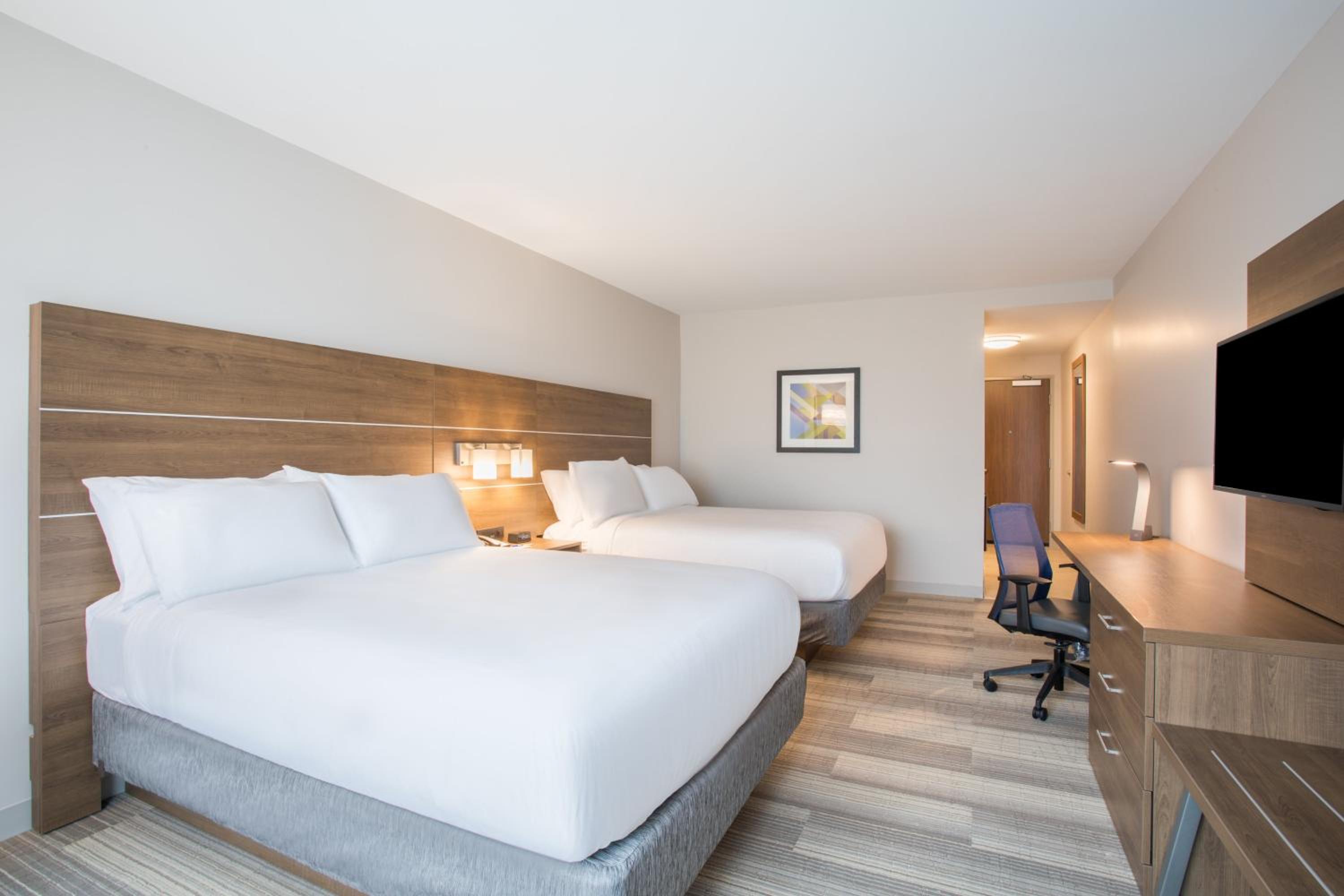 Queen Room with Two Queen Beds - Hearing Accessible/Non-Smoking photo 2