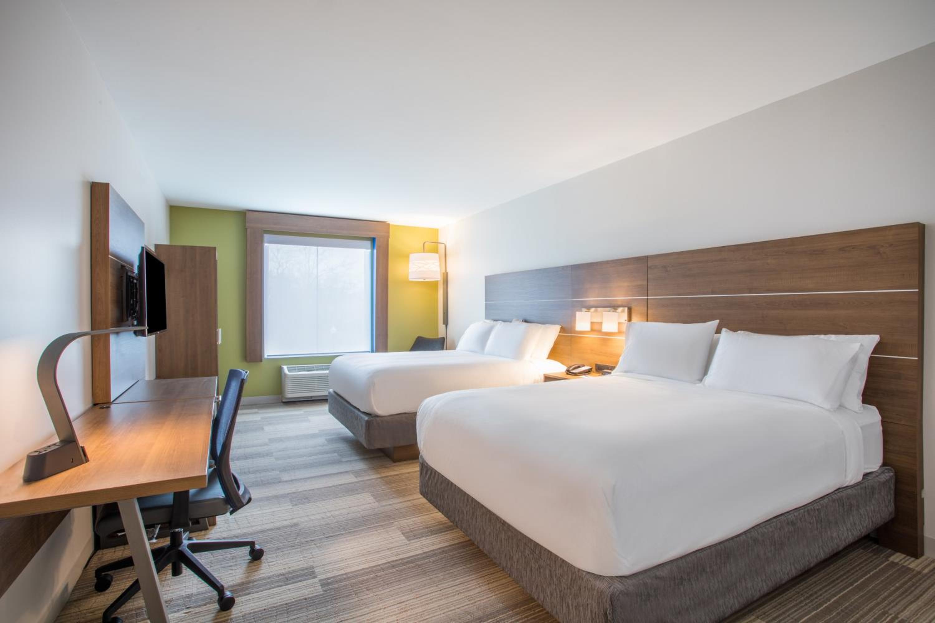 Standard Room with Two Queen Beds photo 1
