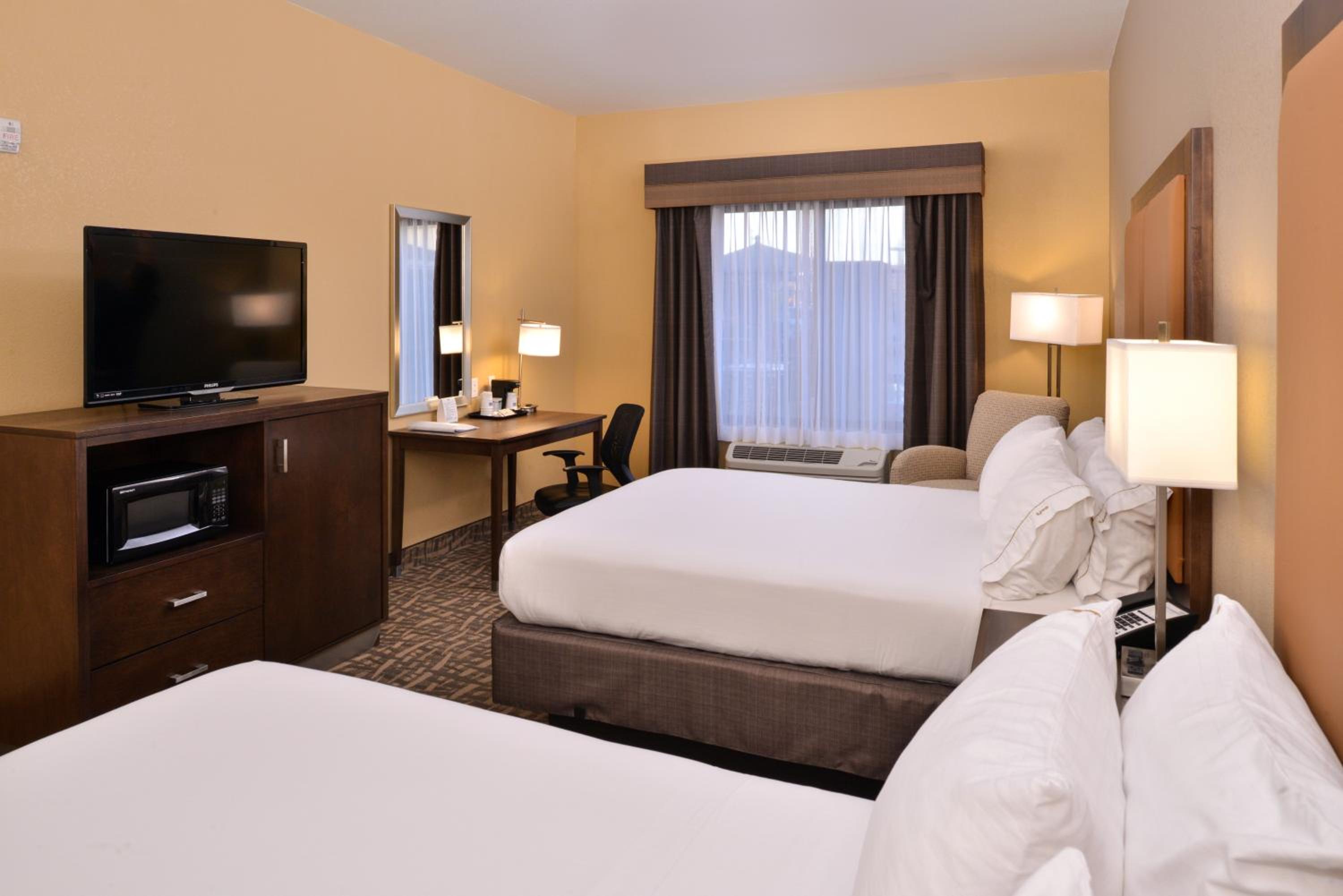 Standard Room with Two Queen Beds photo 2
