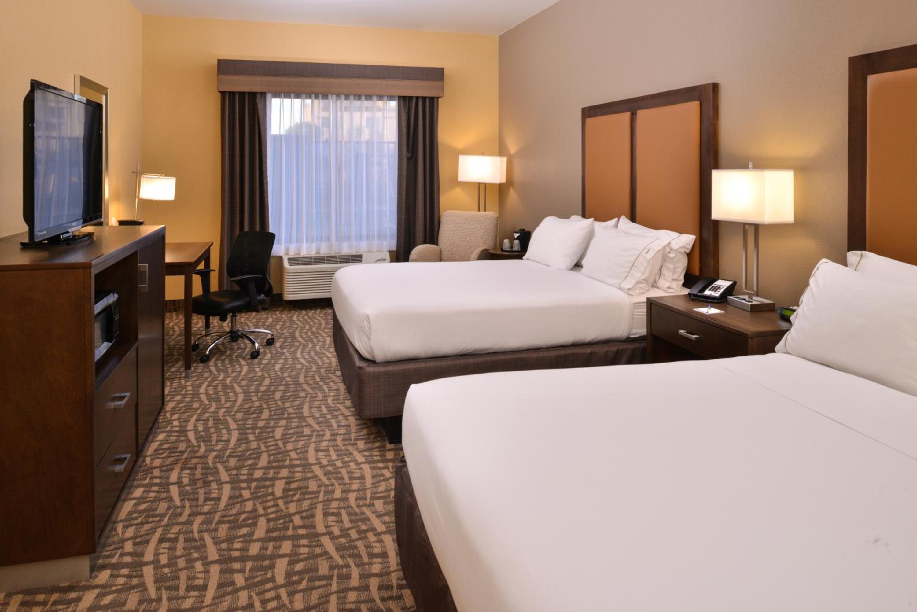 Queen Room with Two Queen Beds - Hearing Accessible/Non-Smoking photo 3