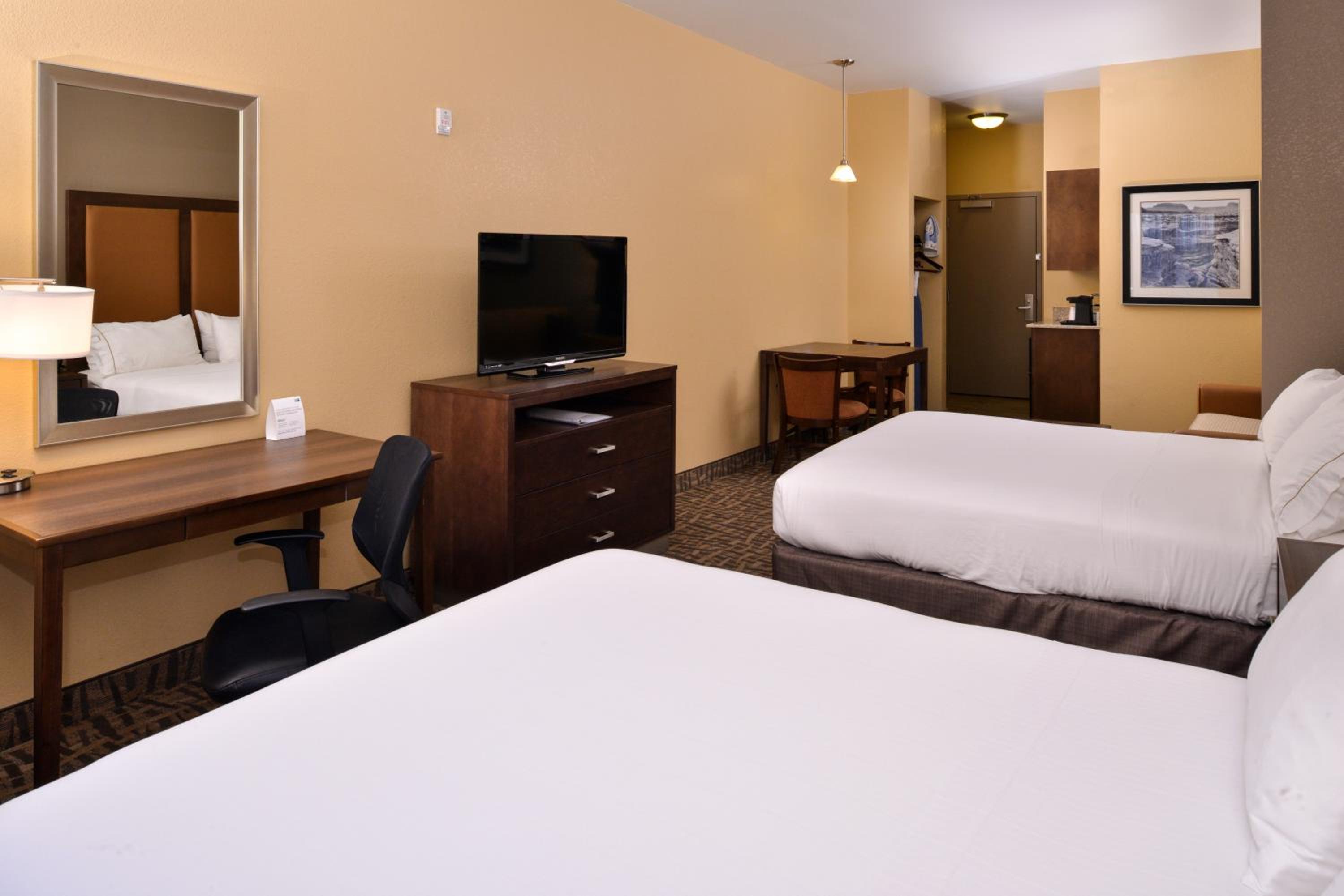 Queen Suite with Two Queen Beds - Communications Accessible photo 3