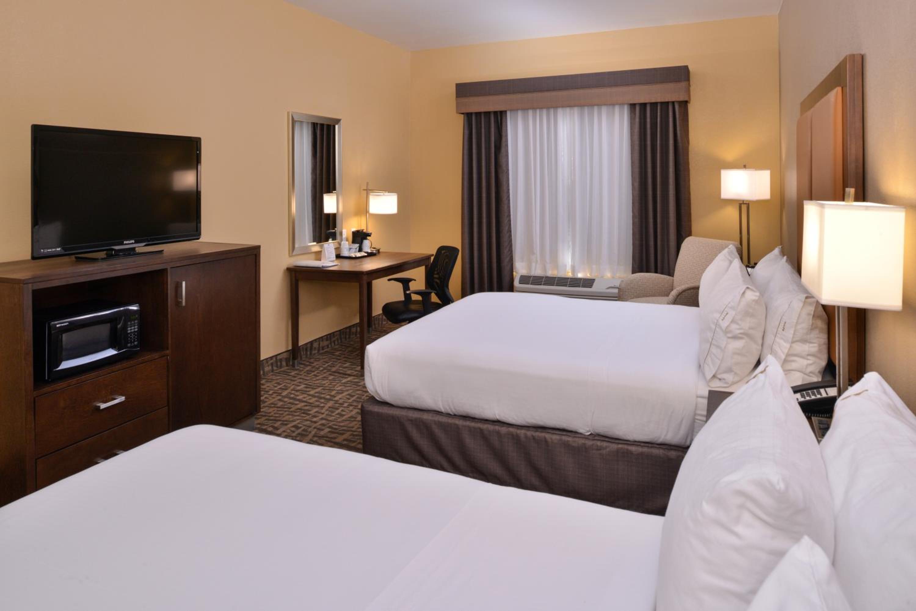 Queen Suite with Two Queen Beds photo 3