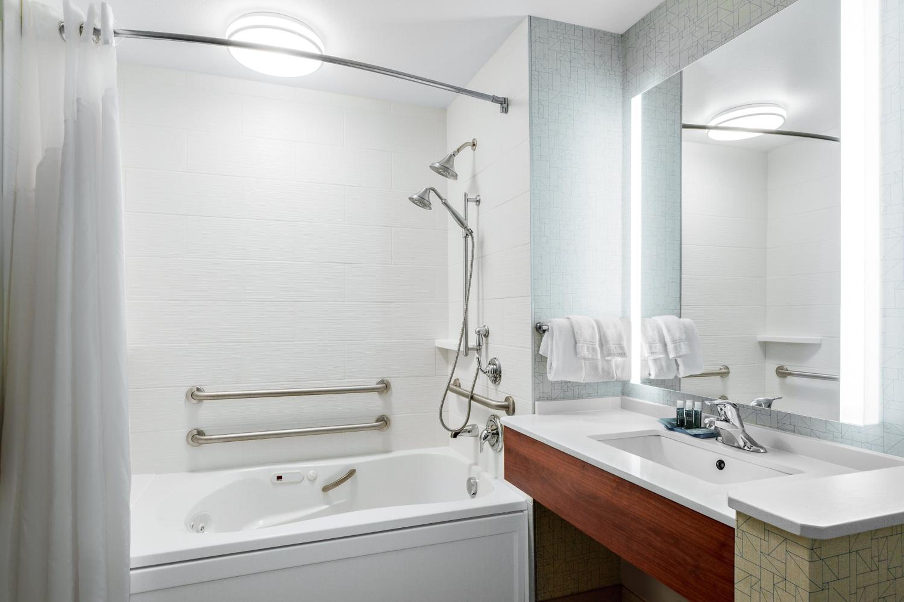 Deluxe King Room - Mobility Access photo 2