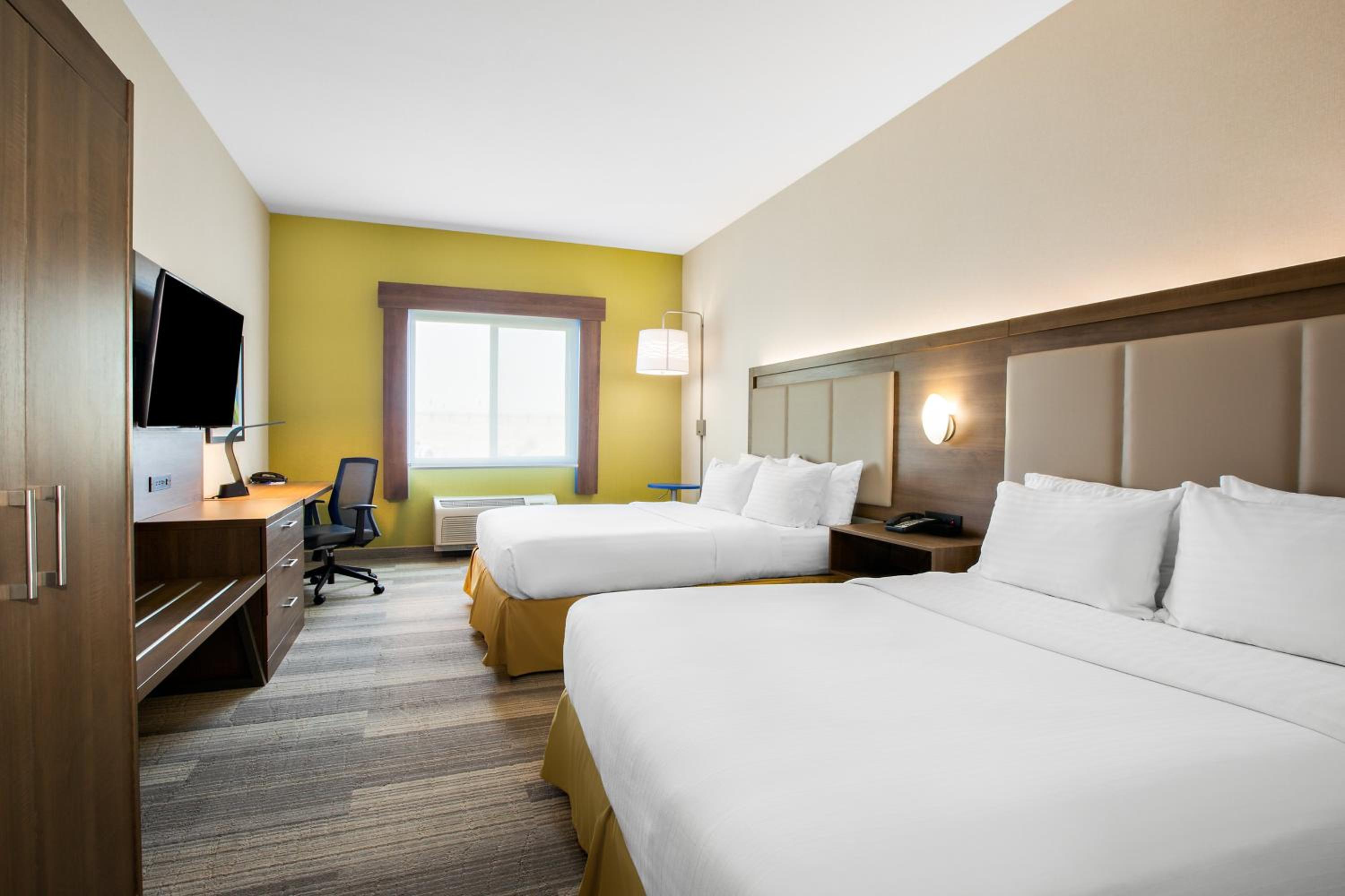 Standard Queen Room with Two Queen Beds - Photo 3