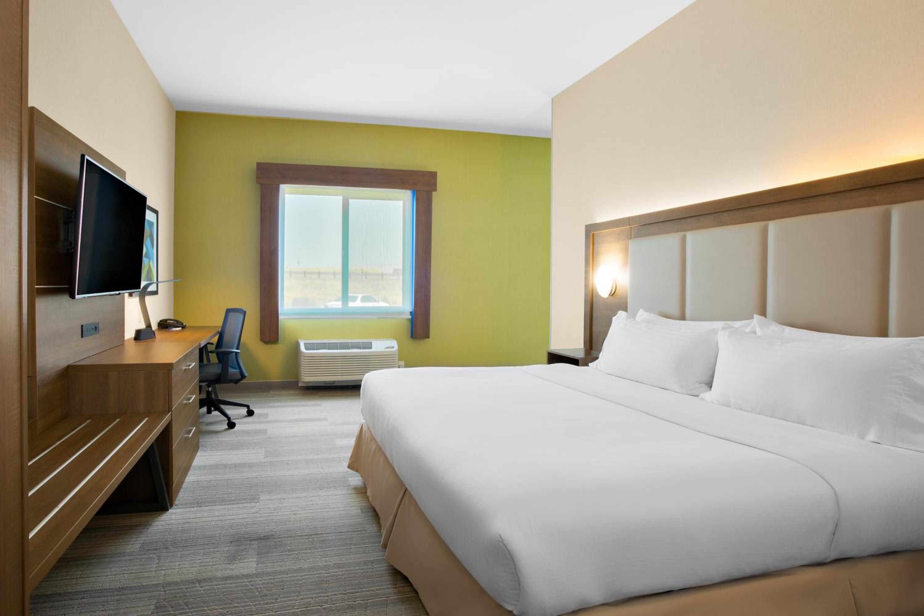 Standard King Room with Extra Space - Photo 3