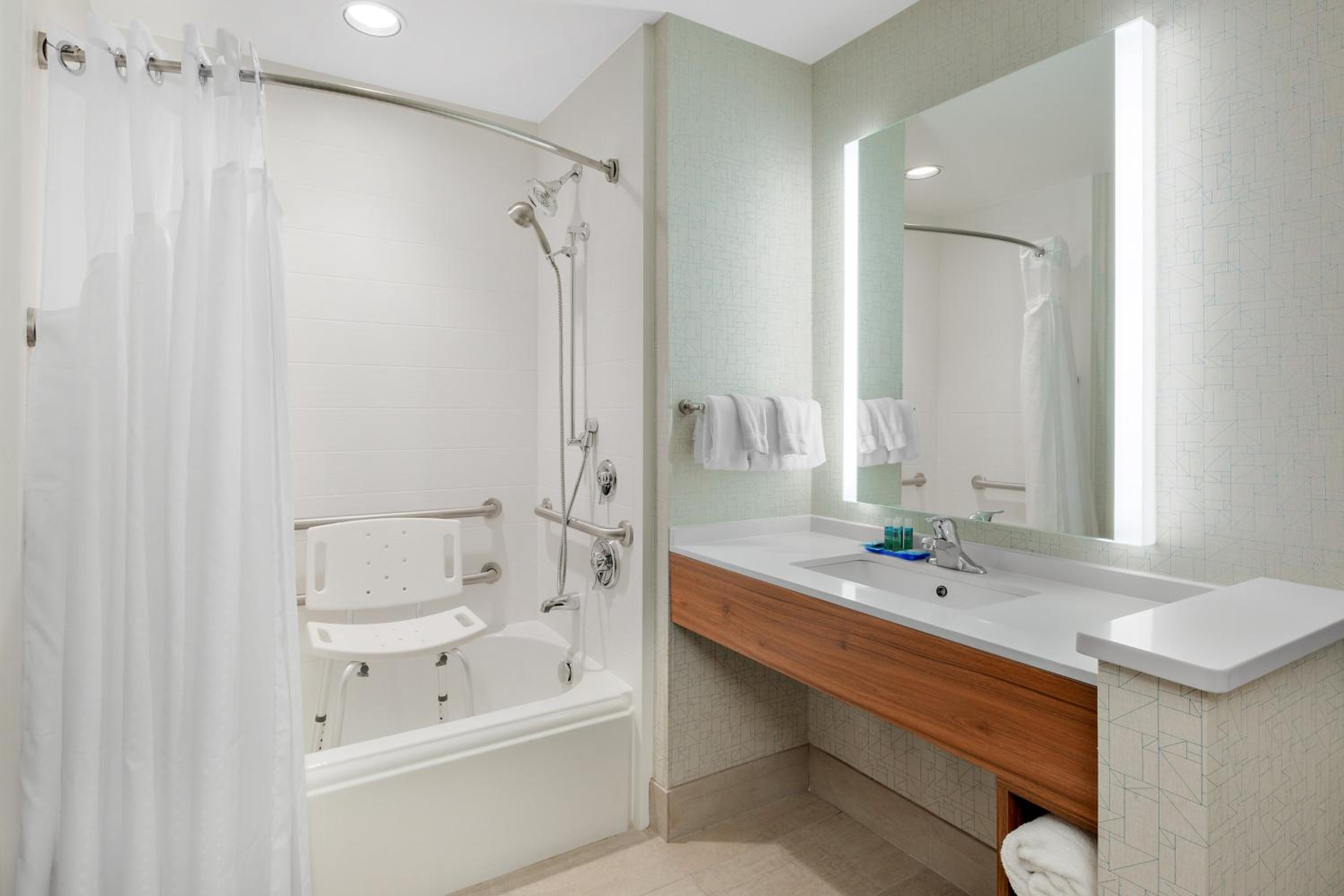 Standard King Room with Accessible Tub - Mobility Access - Photo 3