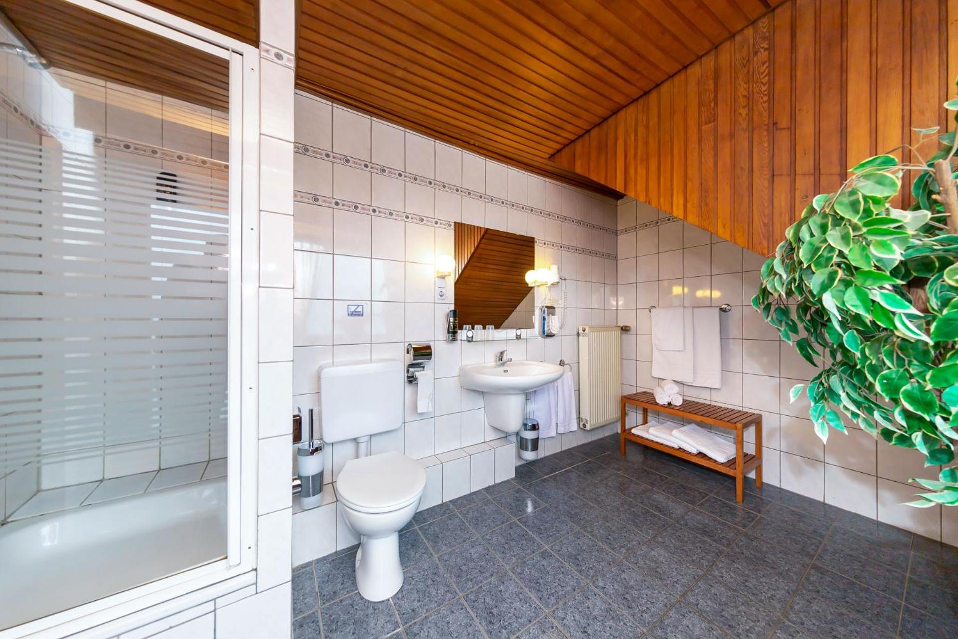 Double Room with Private Bathroom - Photo 2