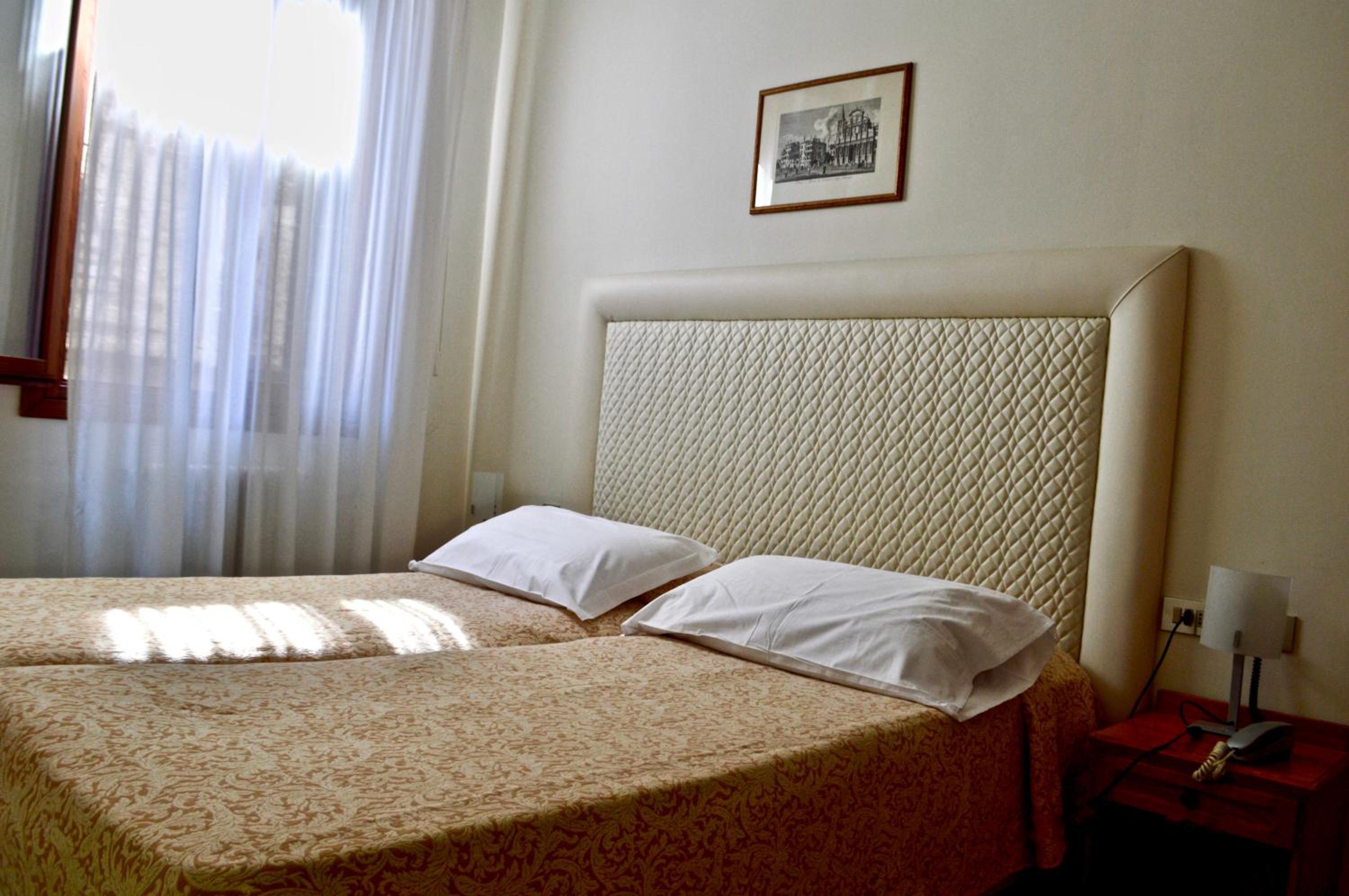 Double or Twin Room with Shared Bathroom photo 1