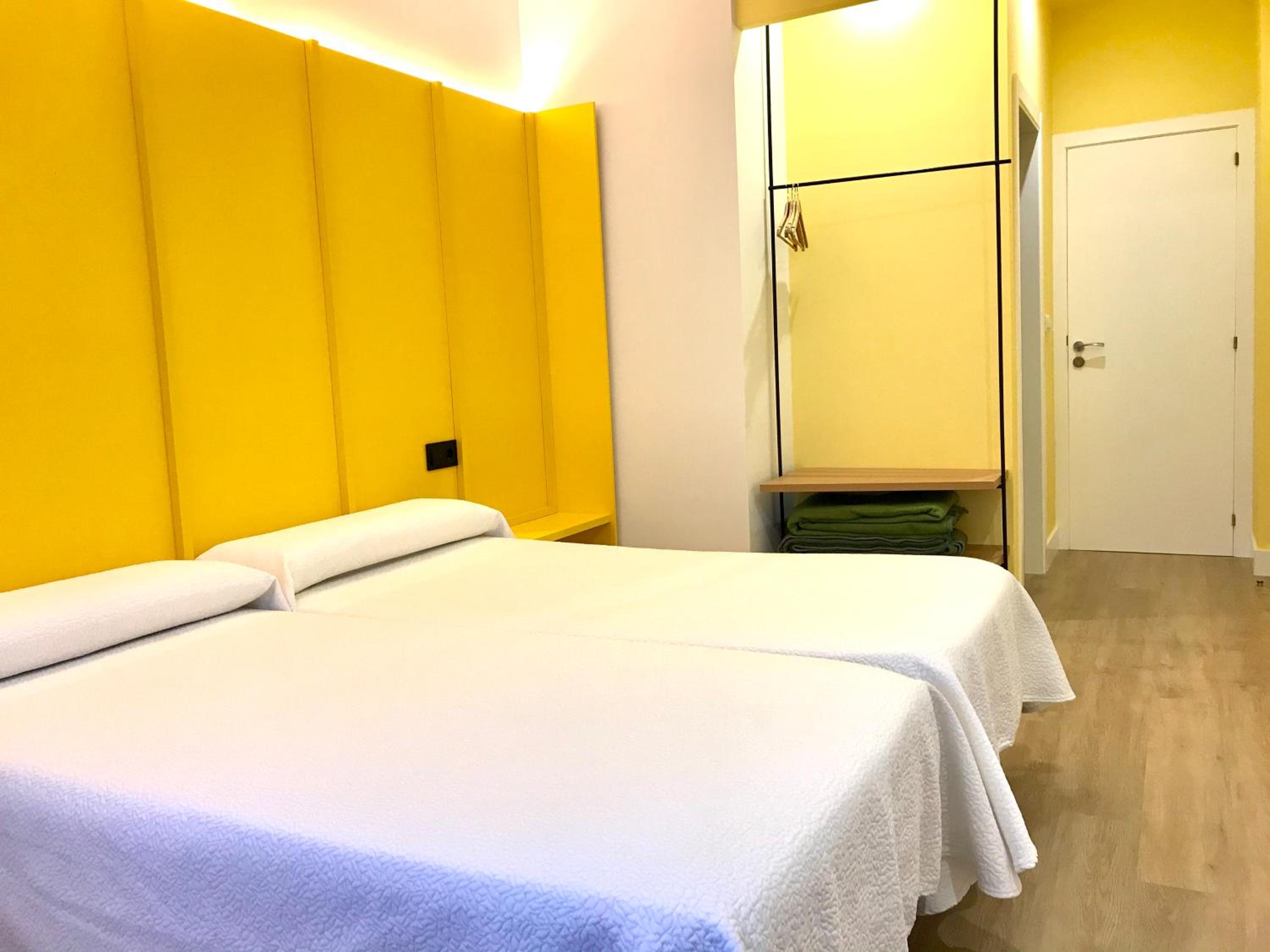 Twin Room with Private Bathroom photo 2