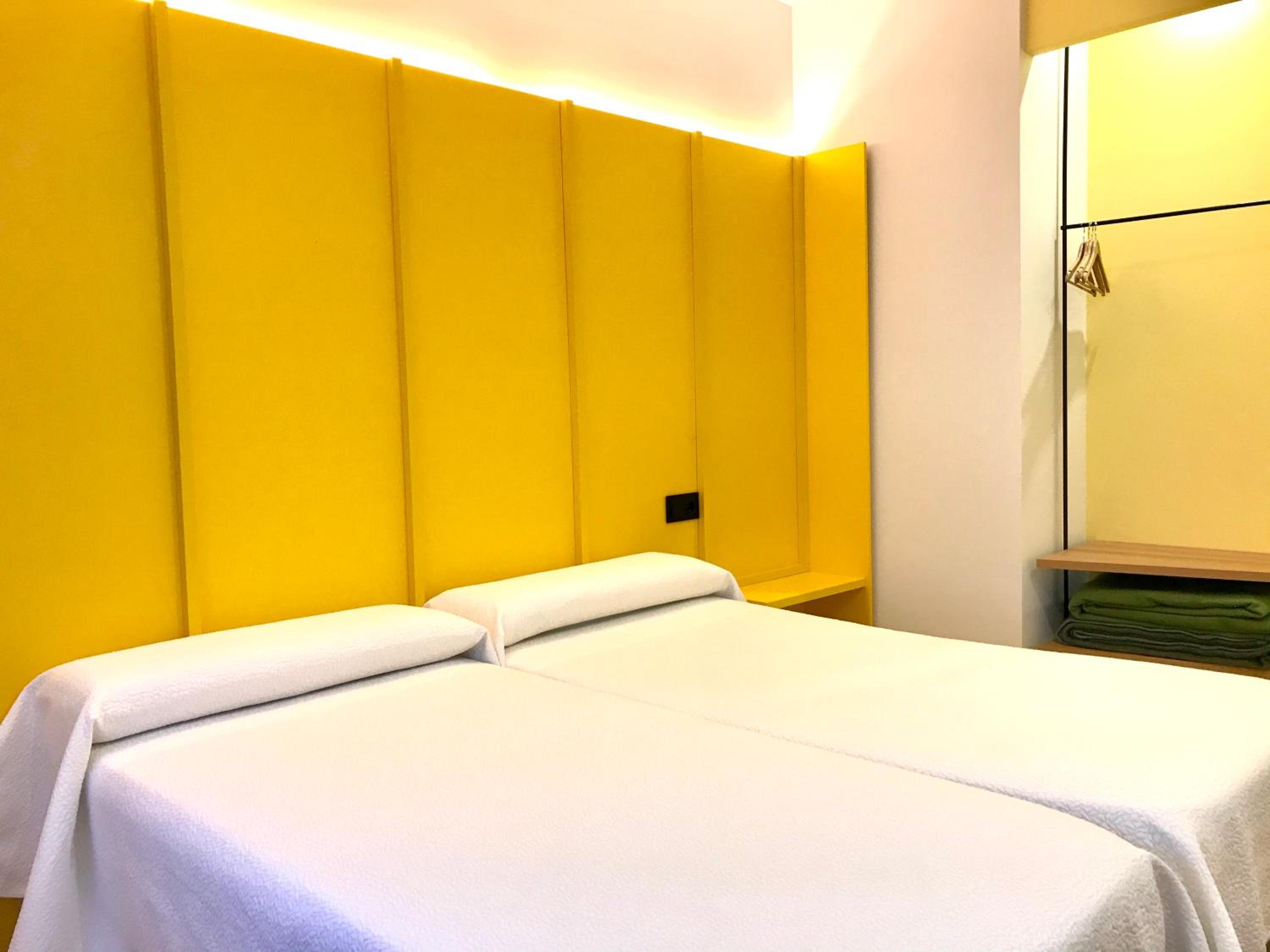 Twin Room with Private Bathroom photo 3