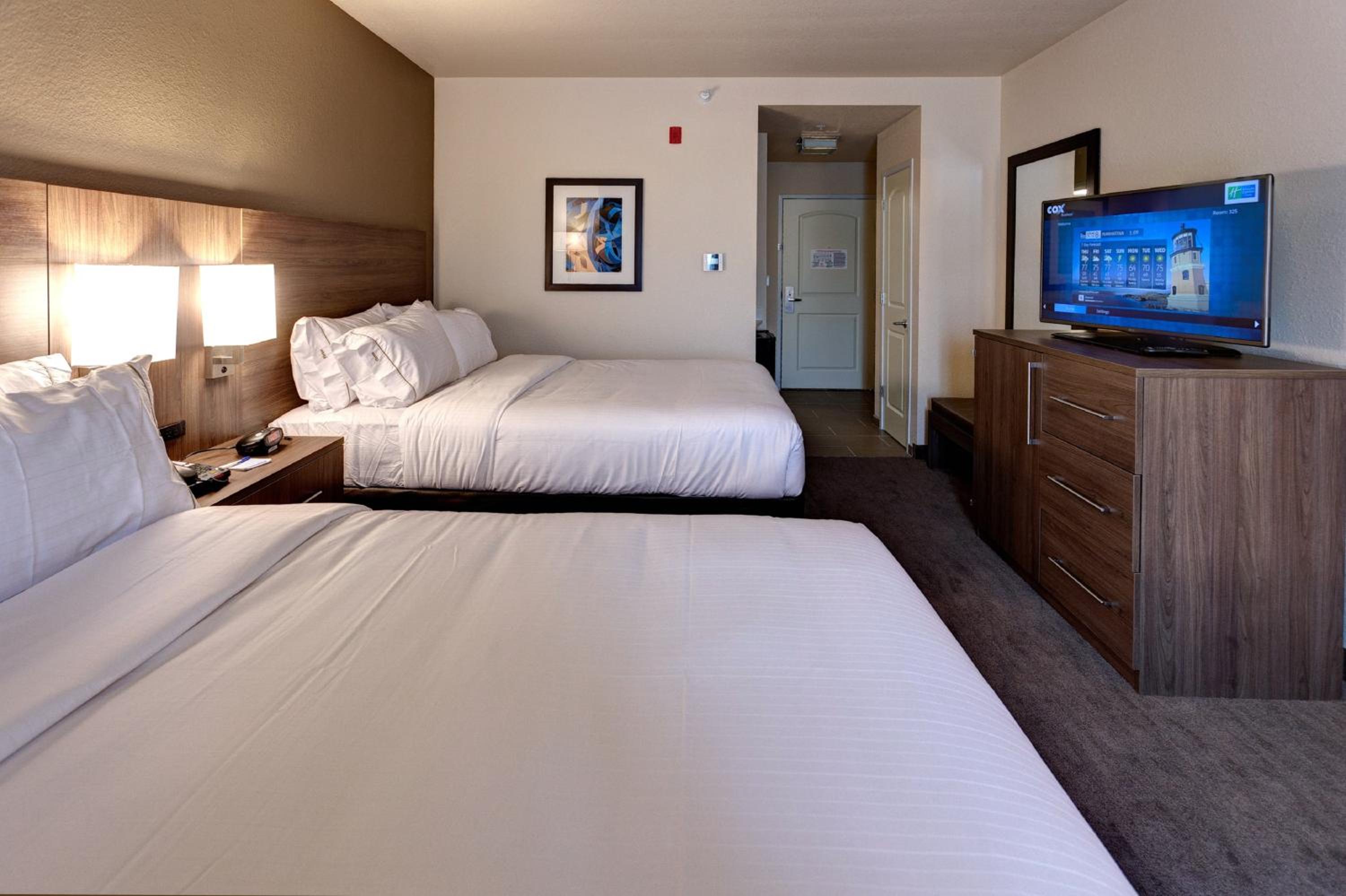 Standard Room with Two Queen Beds photo 1