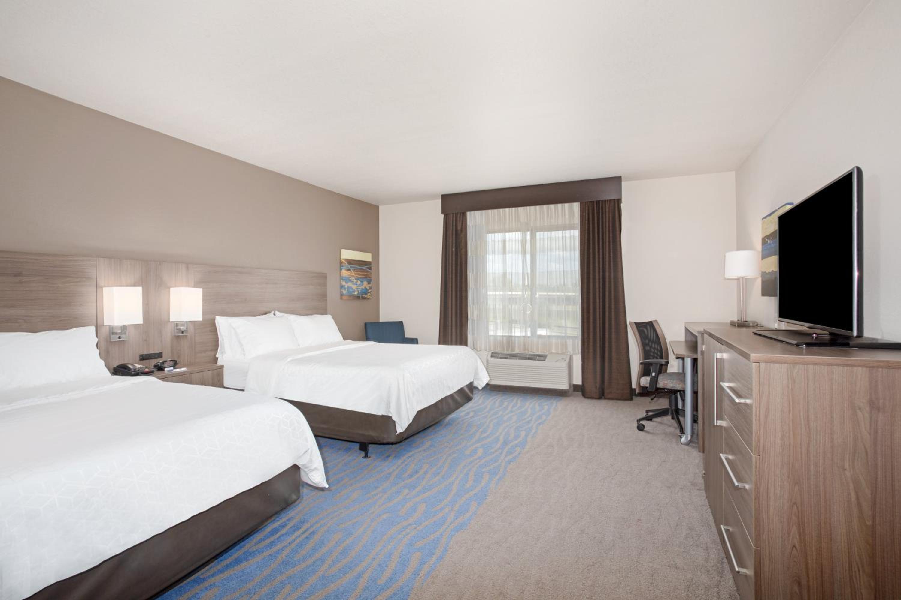 Standard Queen Room with Two Queen Beds and Mobility Accessible Tub