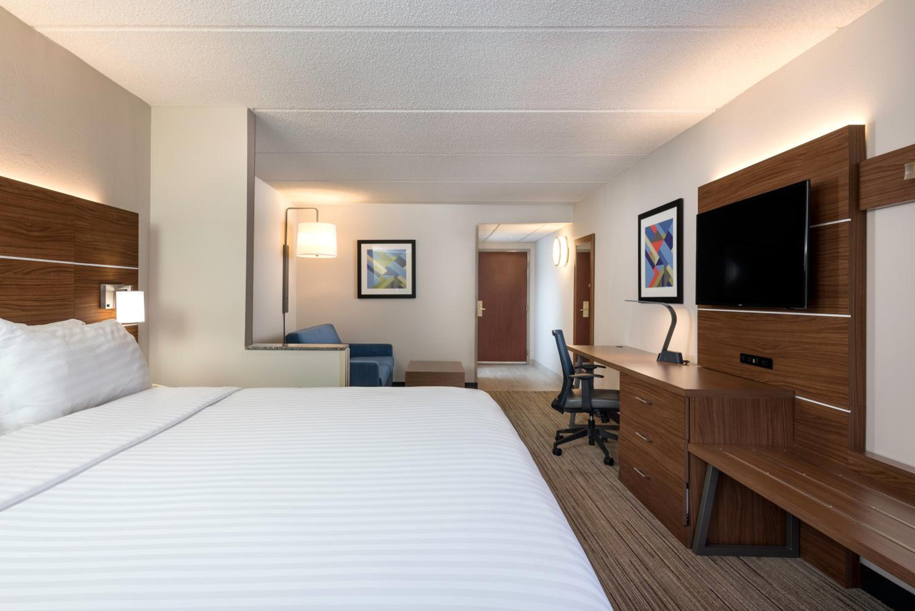 King Suite - Non-Smoking - Photo 2