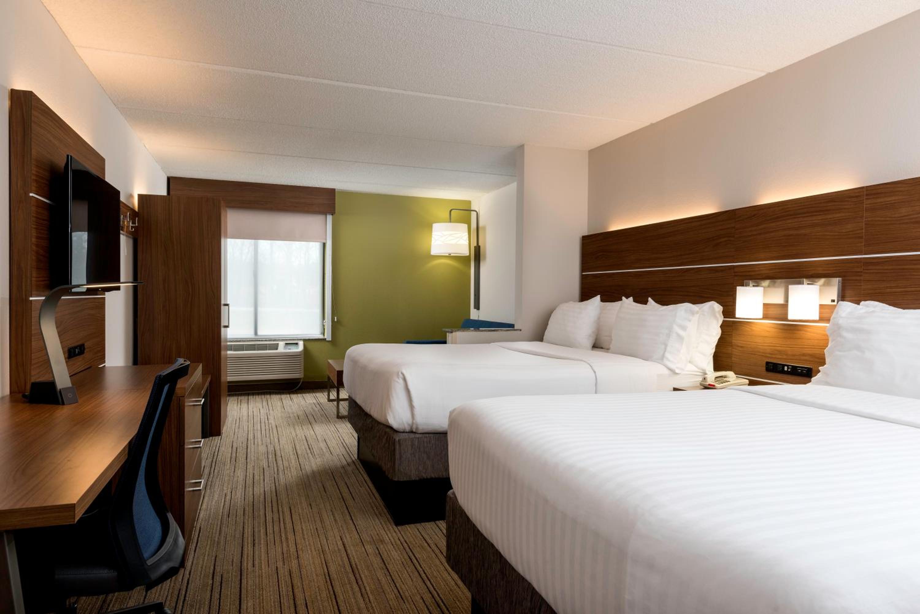 Suite with Two Queen Beds - Photo 3