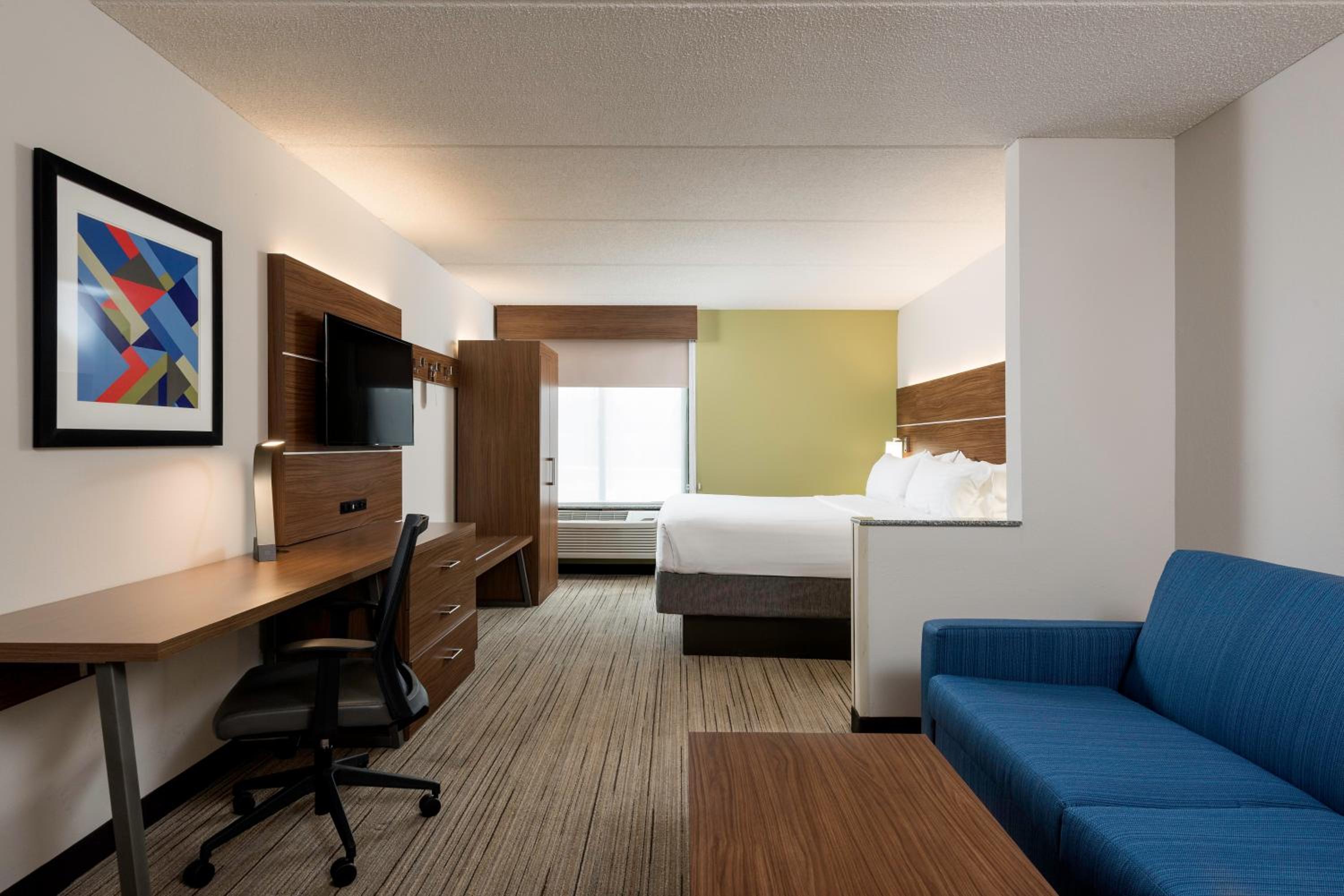 King Suite - Non-Smoking - Photo 4