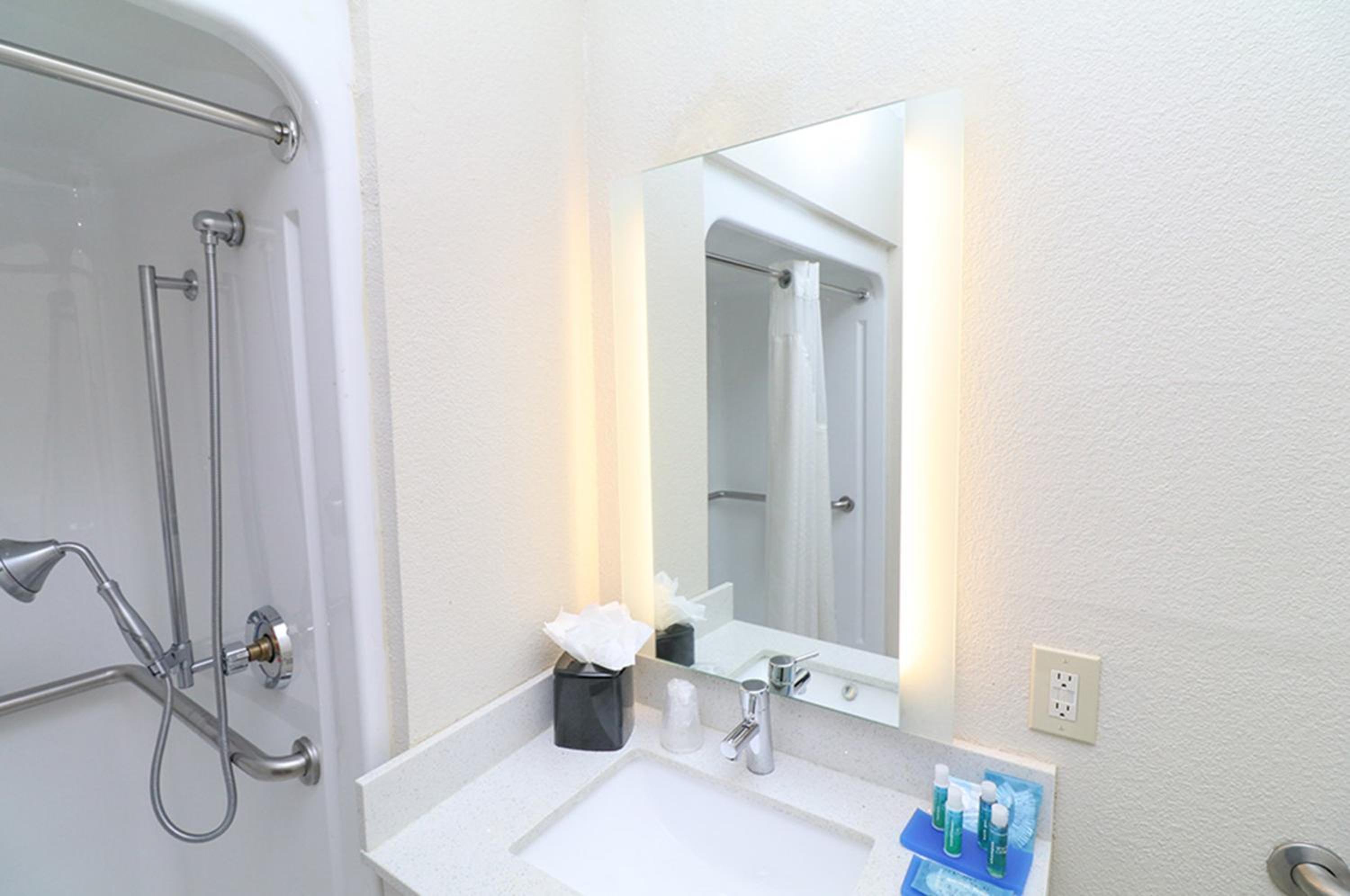 Standard Queen Room with Two Queen Beds and Roll-In Shower - Mobility Access - Photo 3