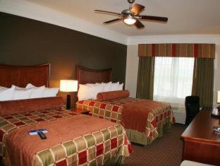 Queen Room with Two Queen Beds and Bath Tub - Disability Access/Non-Smoking photo 2