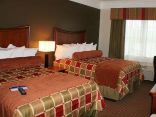 Queen Room with Two Queen Beds and Bath Tub - Disability Access/Non-Smoking photo 3