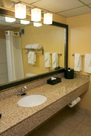 Queen Room with Two Queen Beds and Roll-In Shower - Mobility Access/Non-Smoking - Photo 12