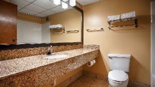 Queen Room with Two Queen Beds and Roll-In Shower - Mobility Access/Non-Smoking - Photo 9